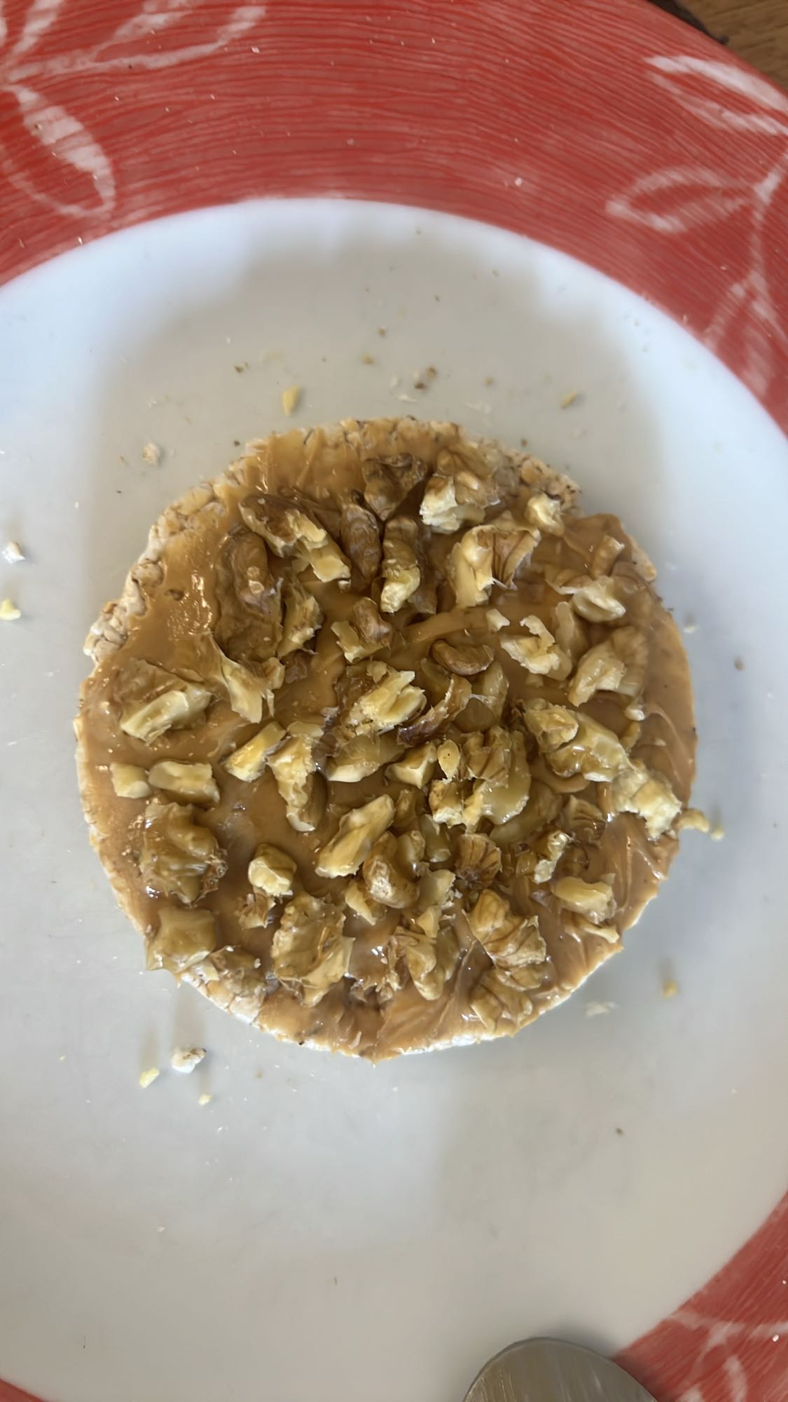 Rice cake with peanut butter & walnuts