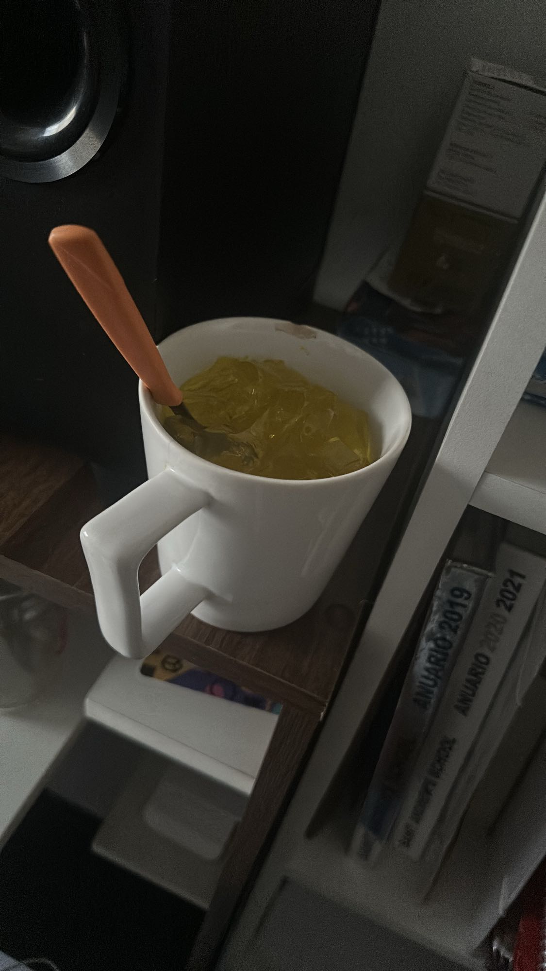 gelatina amarilla en taza