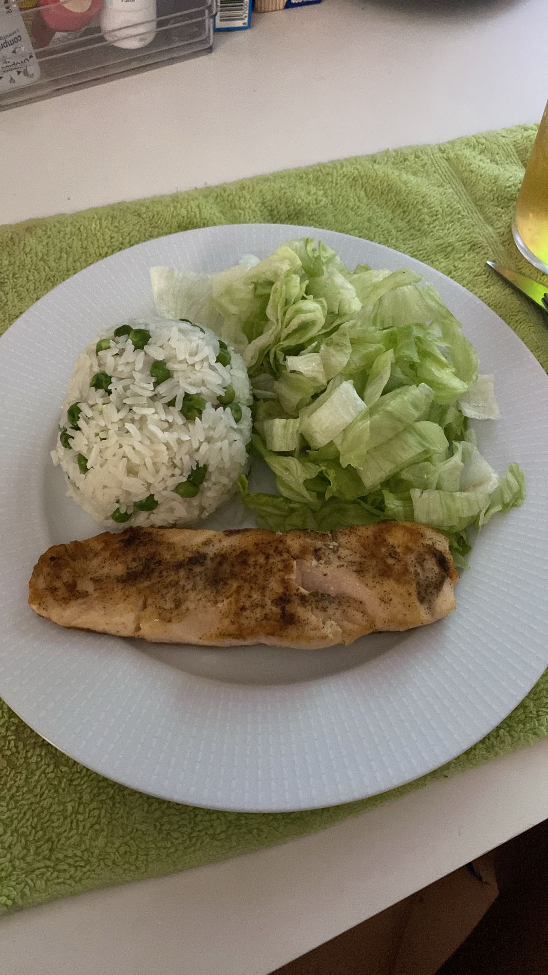Salmón con arroz y lechuga