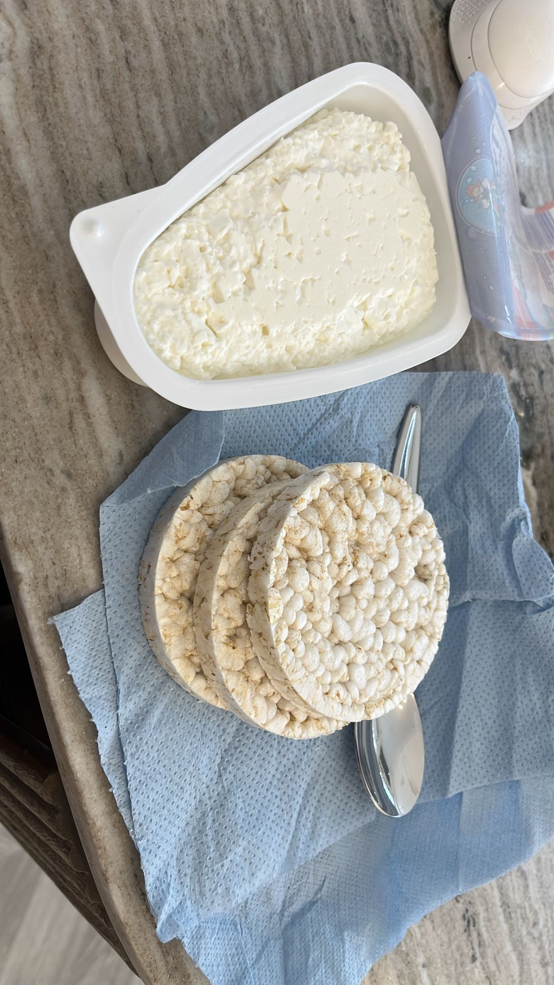 Rice Cakes with Cottage Cheese