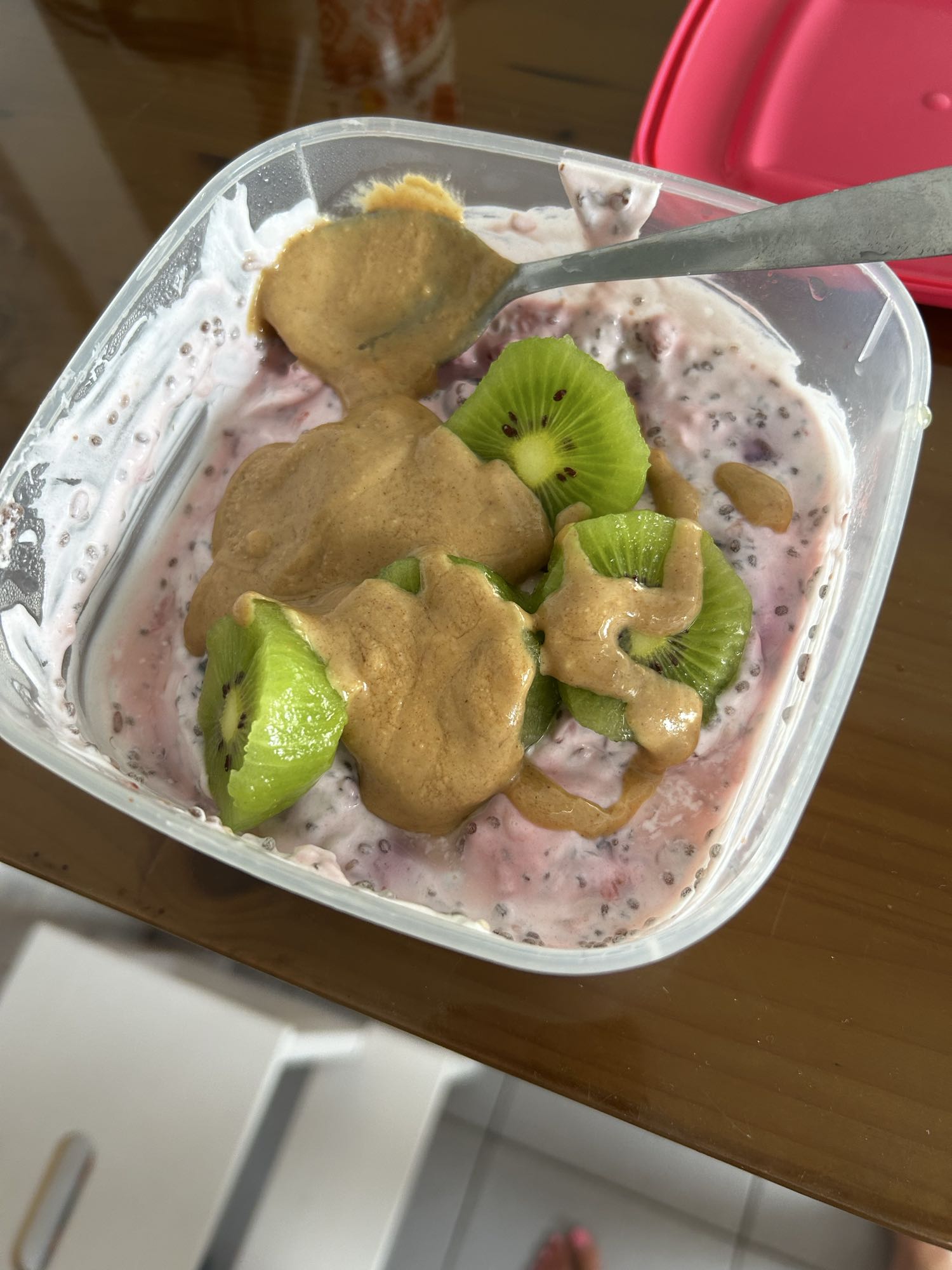 Iaurt proteic cu semințe, fructe de pădure și unt de arahide