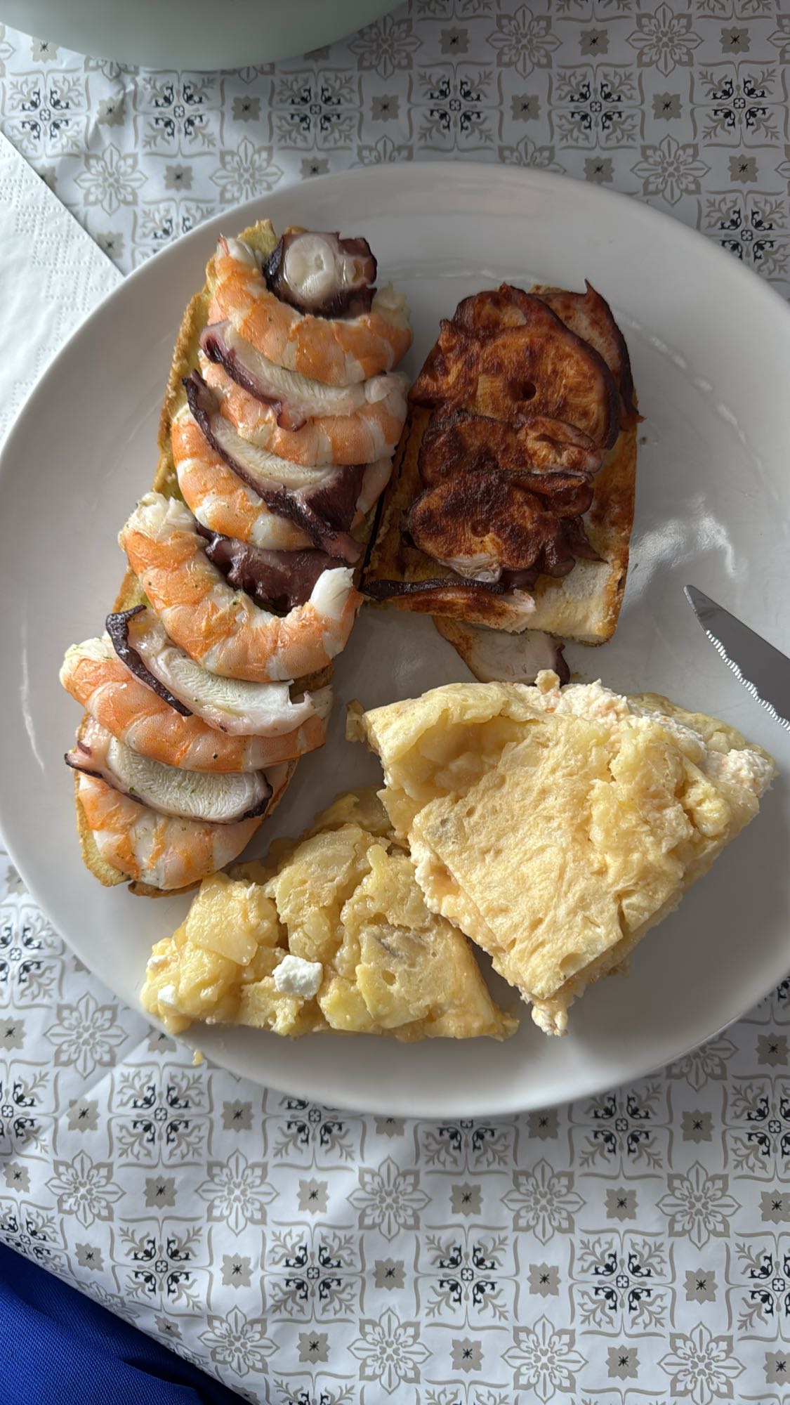 Tostas de marisco y tortilla