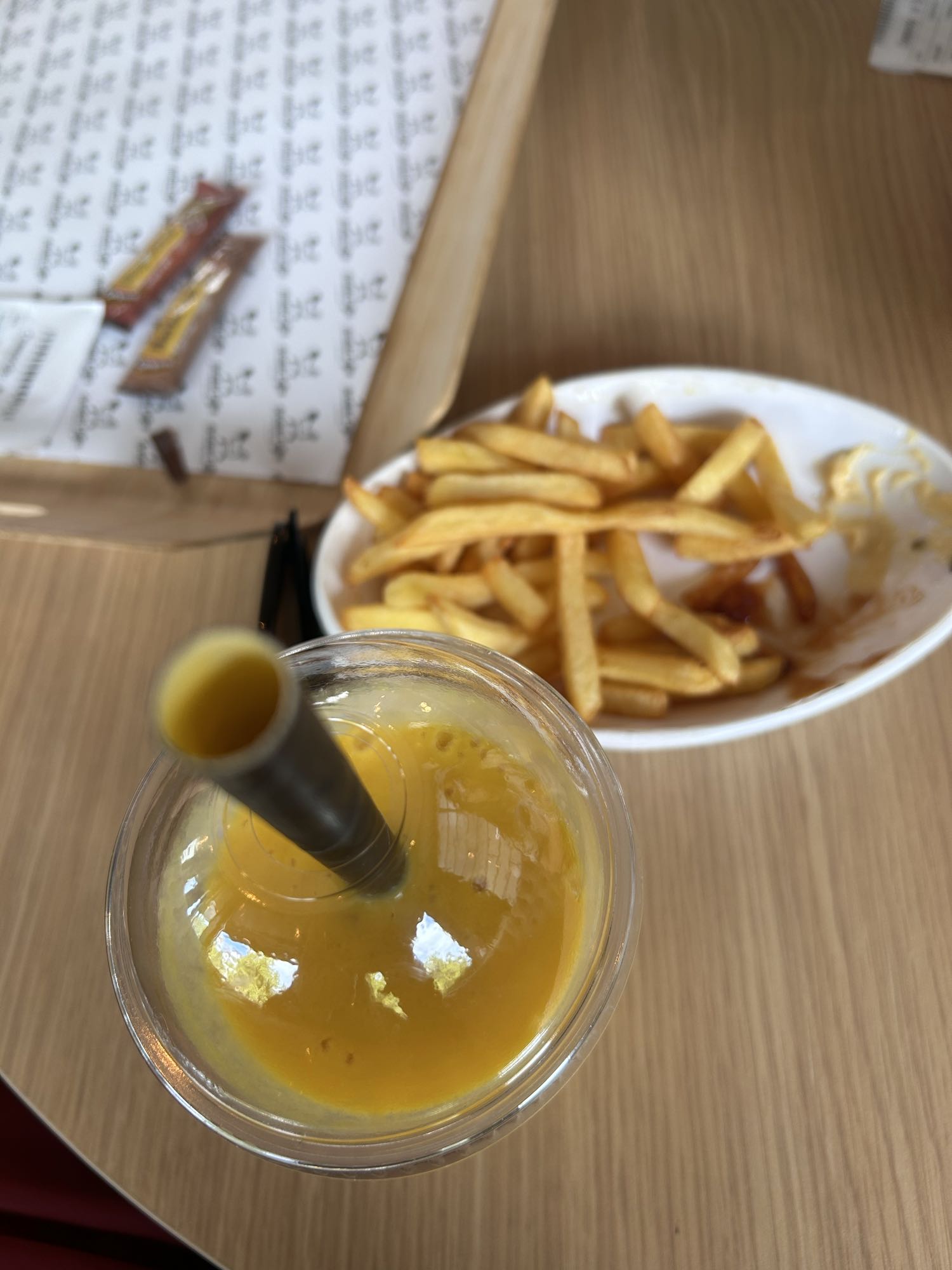 Frites et jus de mangue