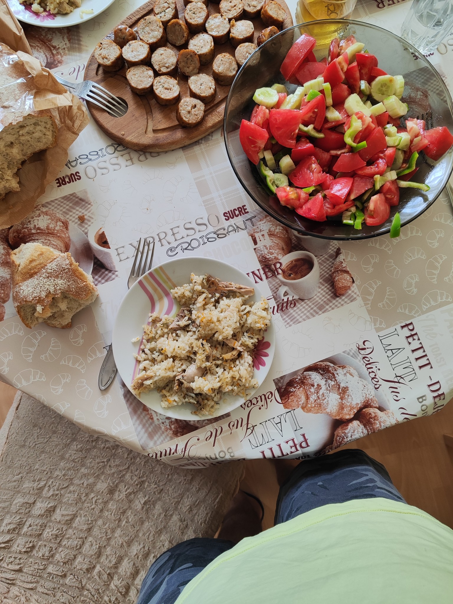 Sausage rice with salad