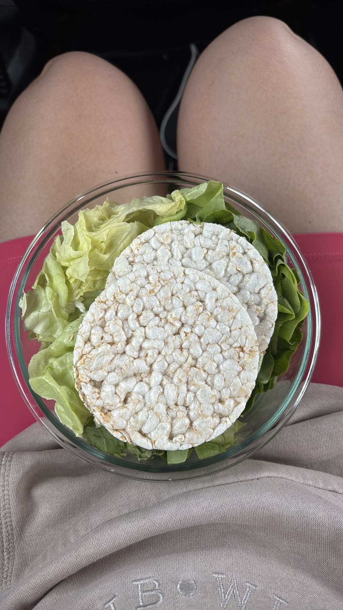 Wafle ryżowe z sałatą