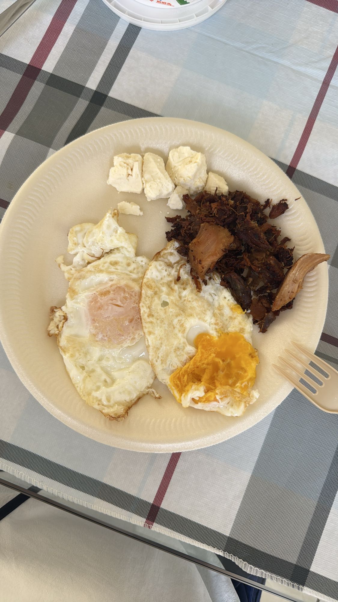 Huevos con carne y queso