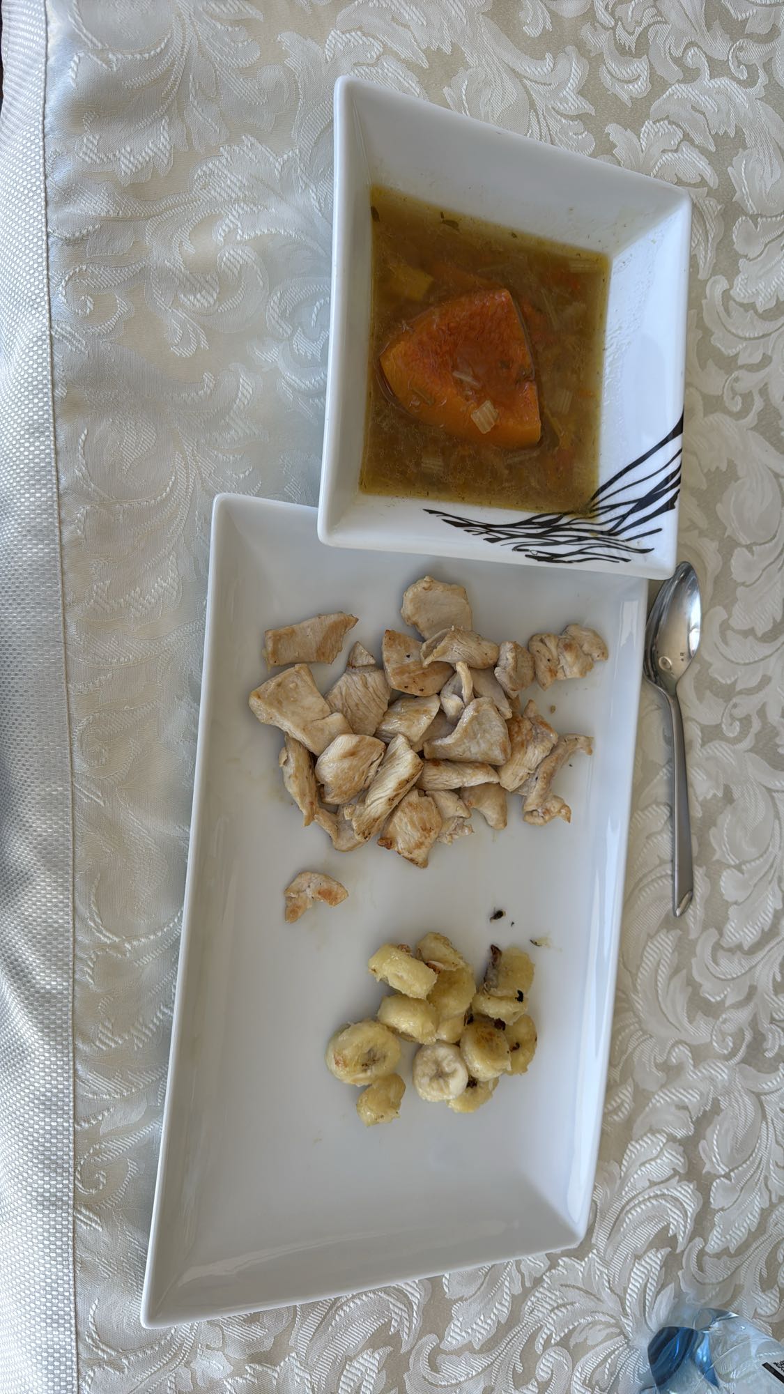 Pollo, plátano y sopa