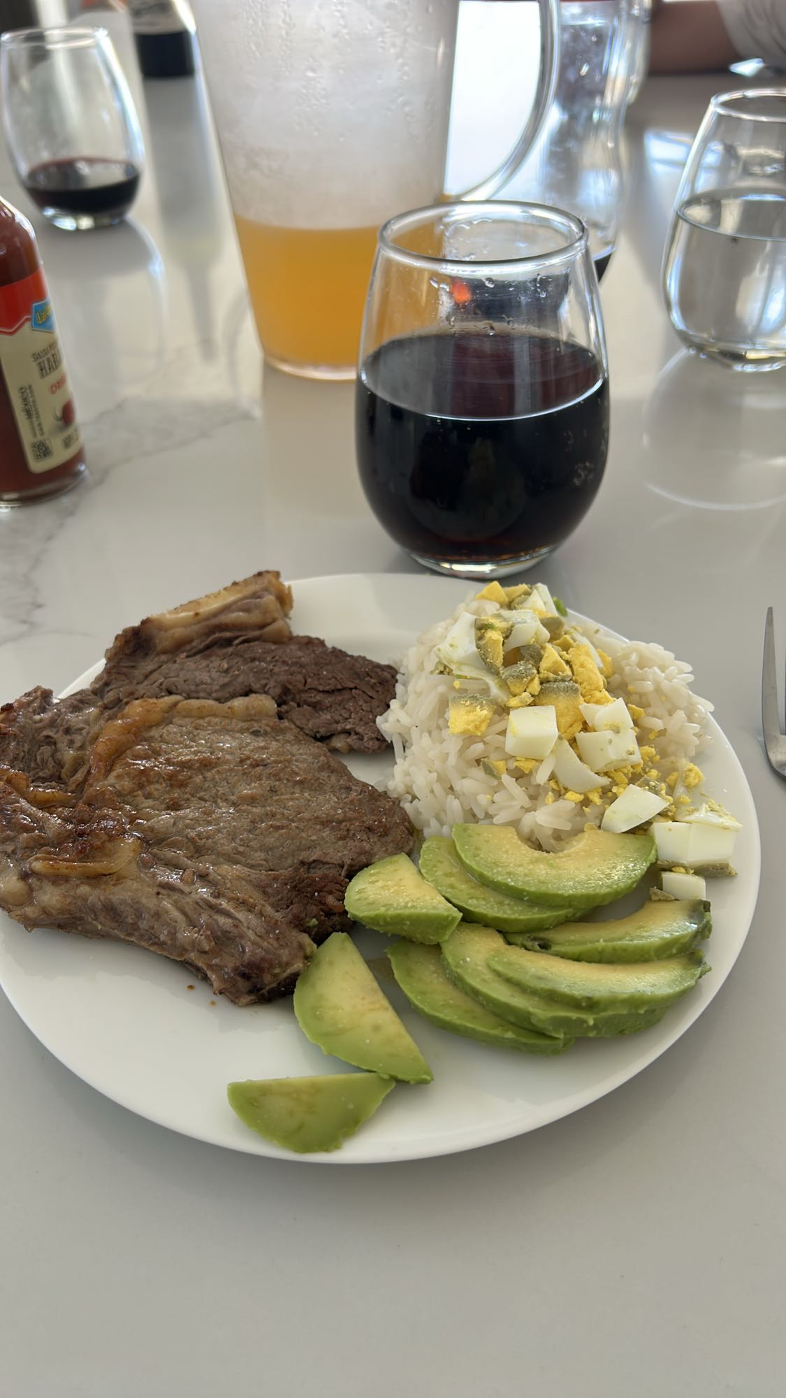 Carne, arroz, huevo y aguacate