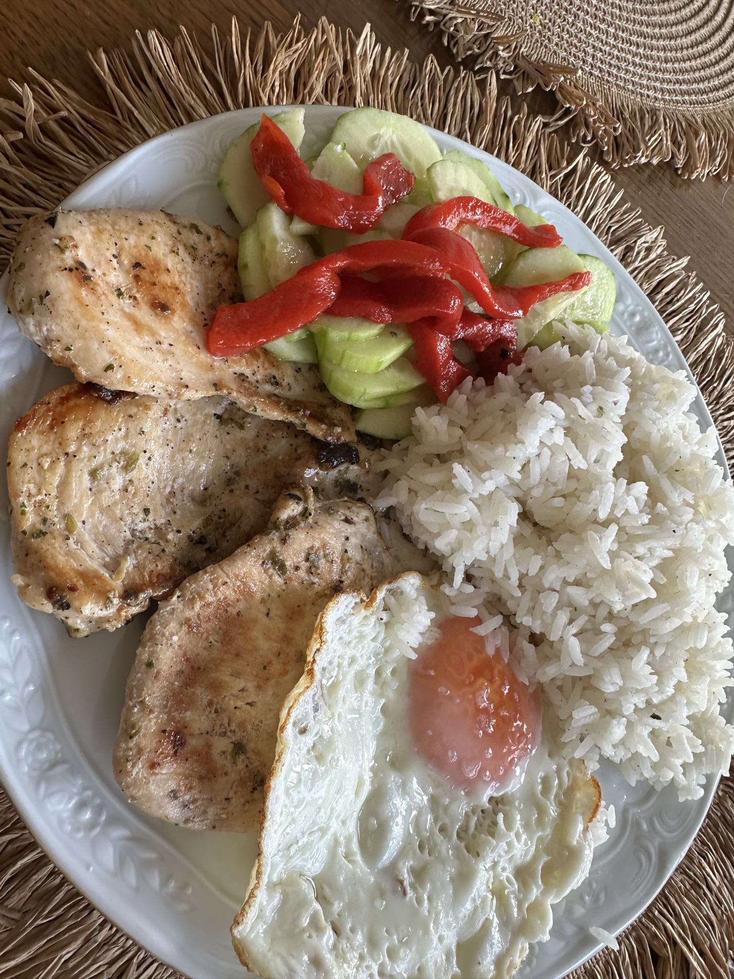 Pollo con arroz y huevo