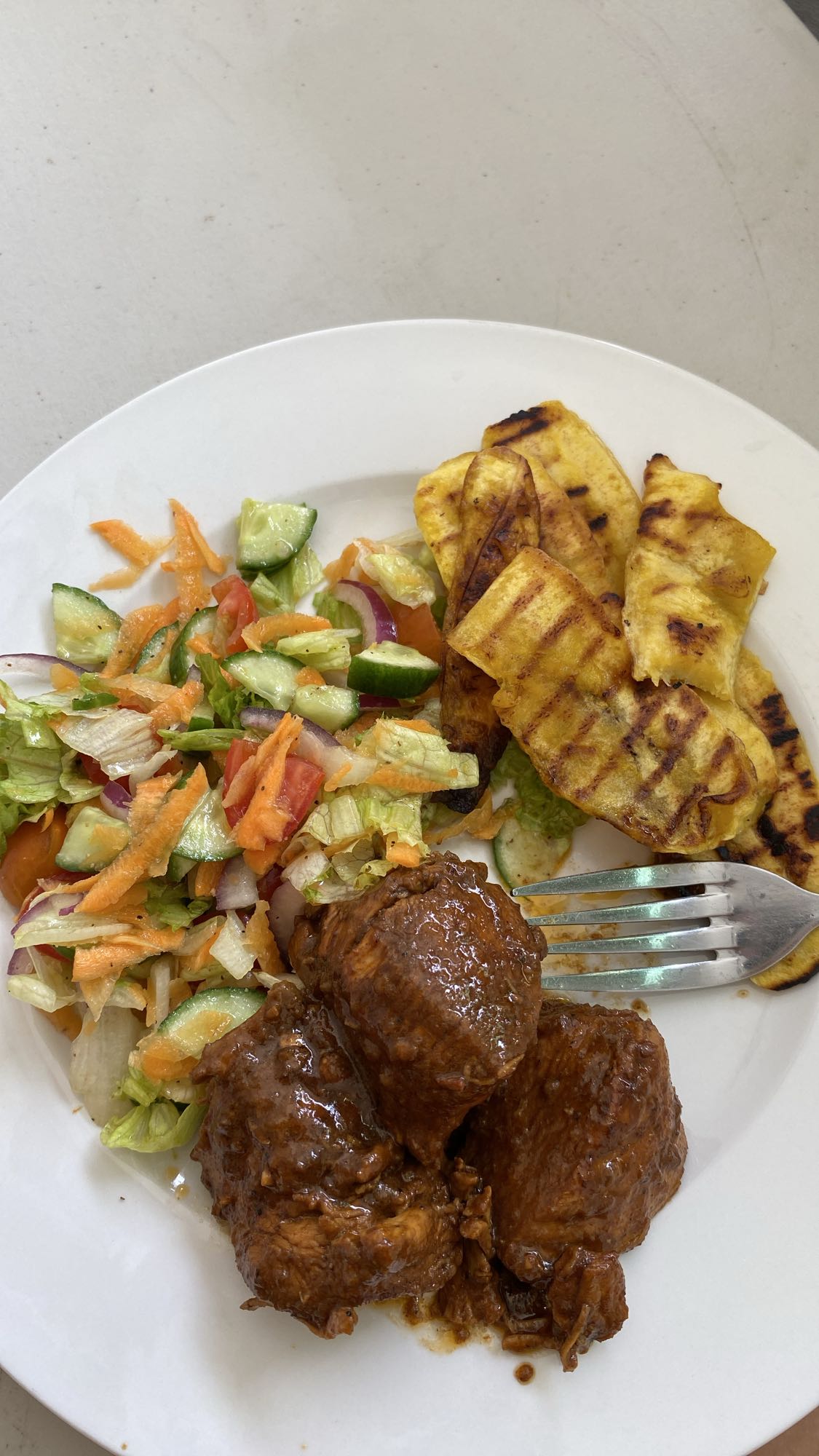 Pollo con plátano y ensalada