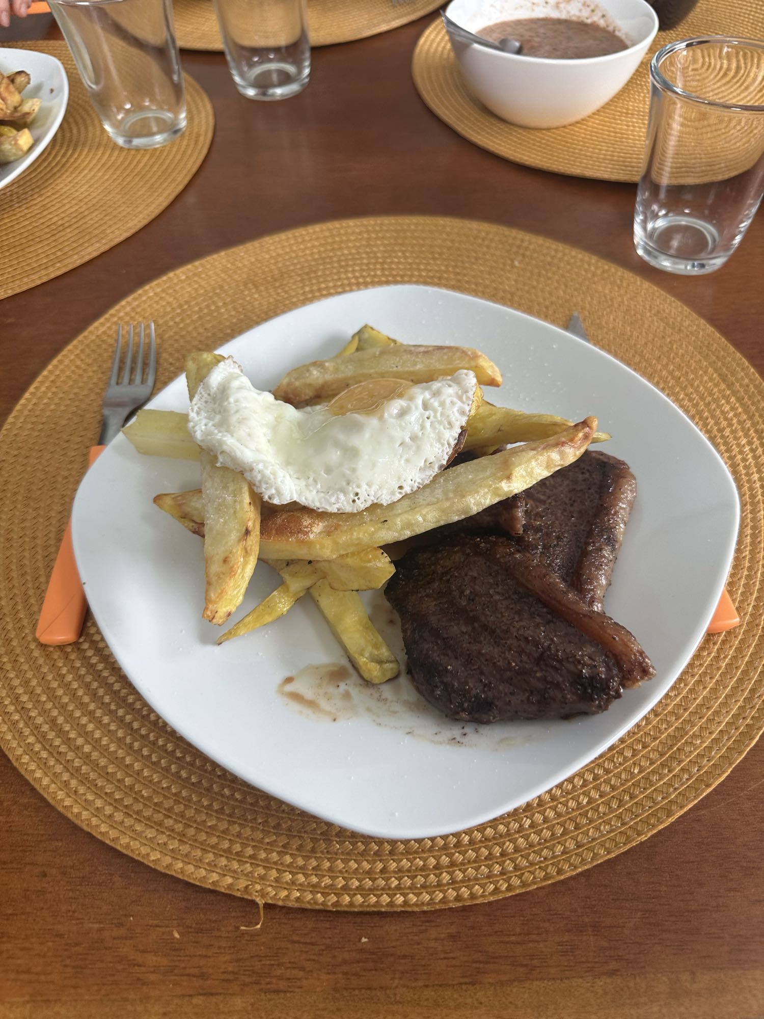 Bistec con papas y huevo