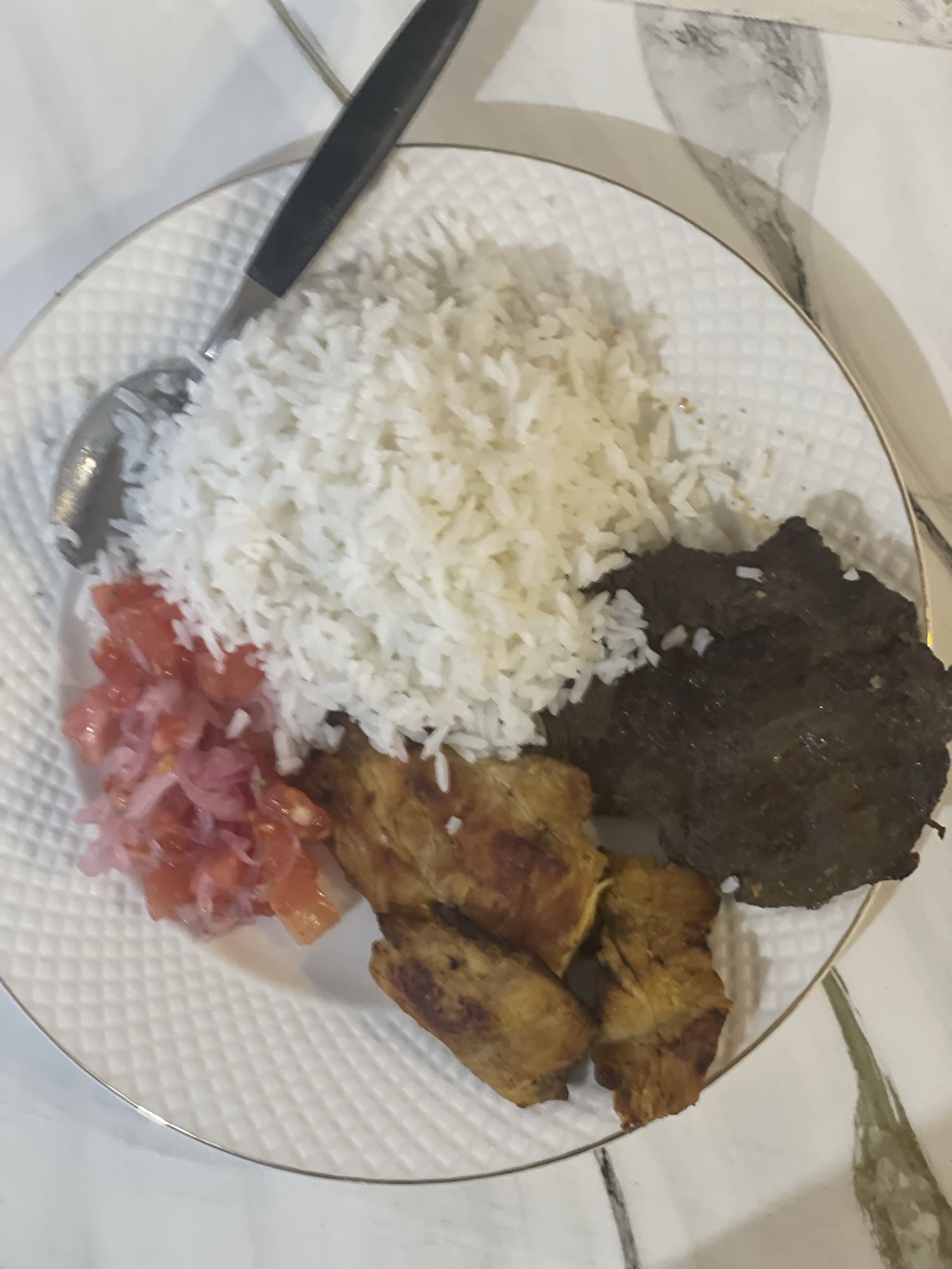 Arroz con carnes y ensalada