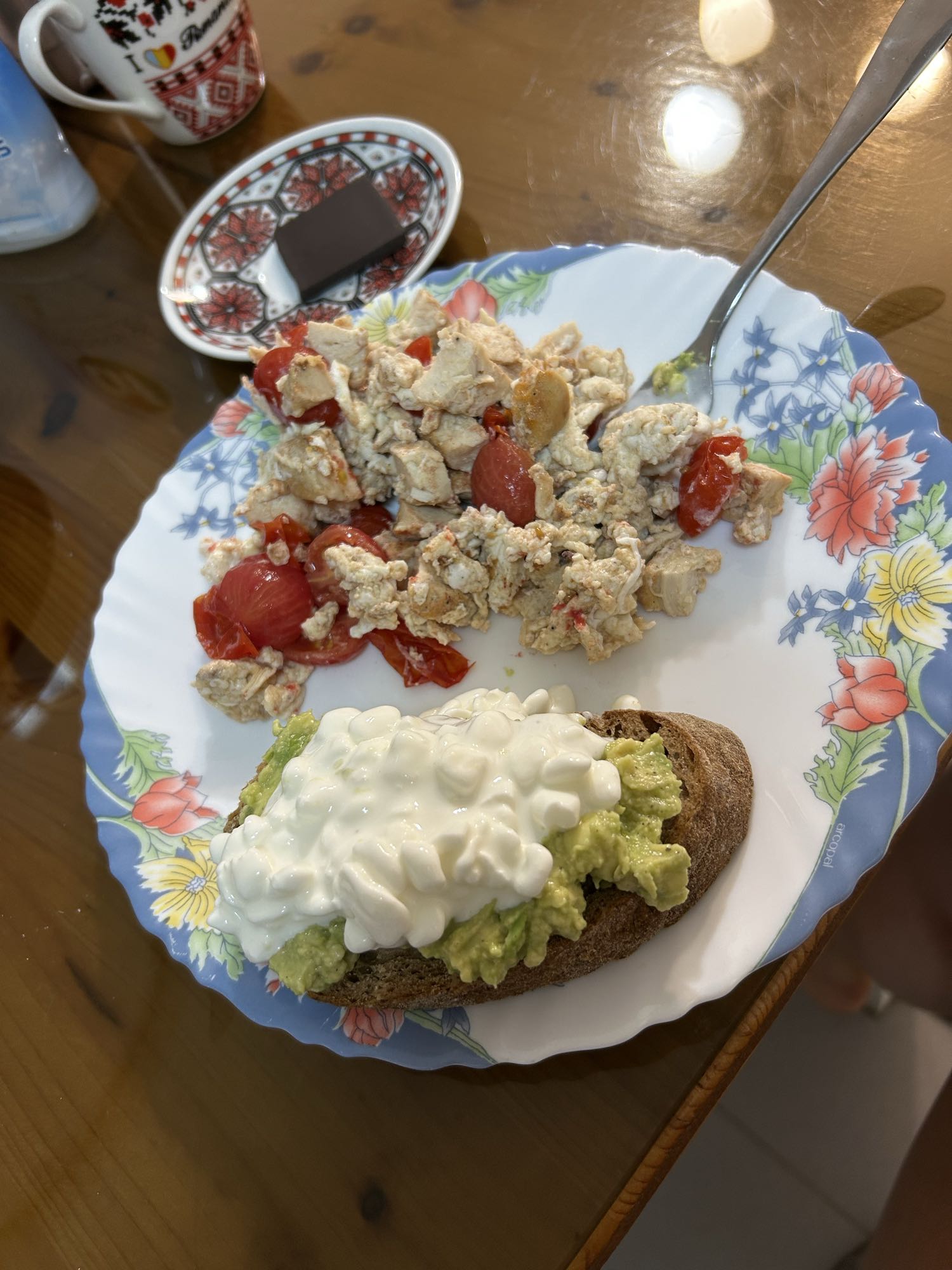 Mic dejun proteic cu piept de pui și ciocolată amăruie