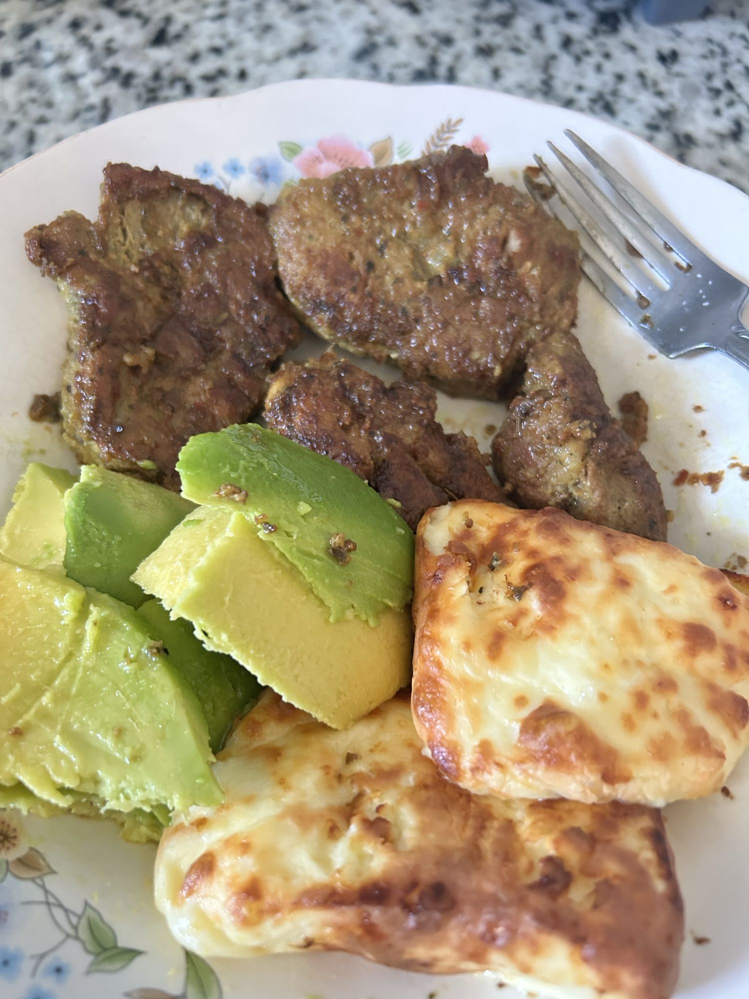 Carne con aguacate y queso