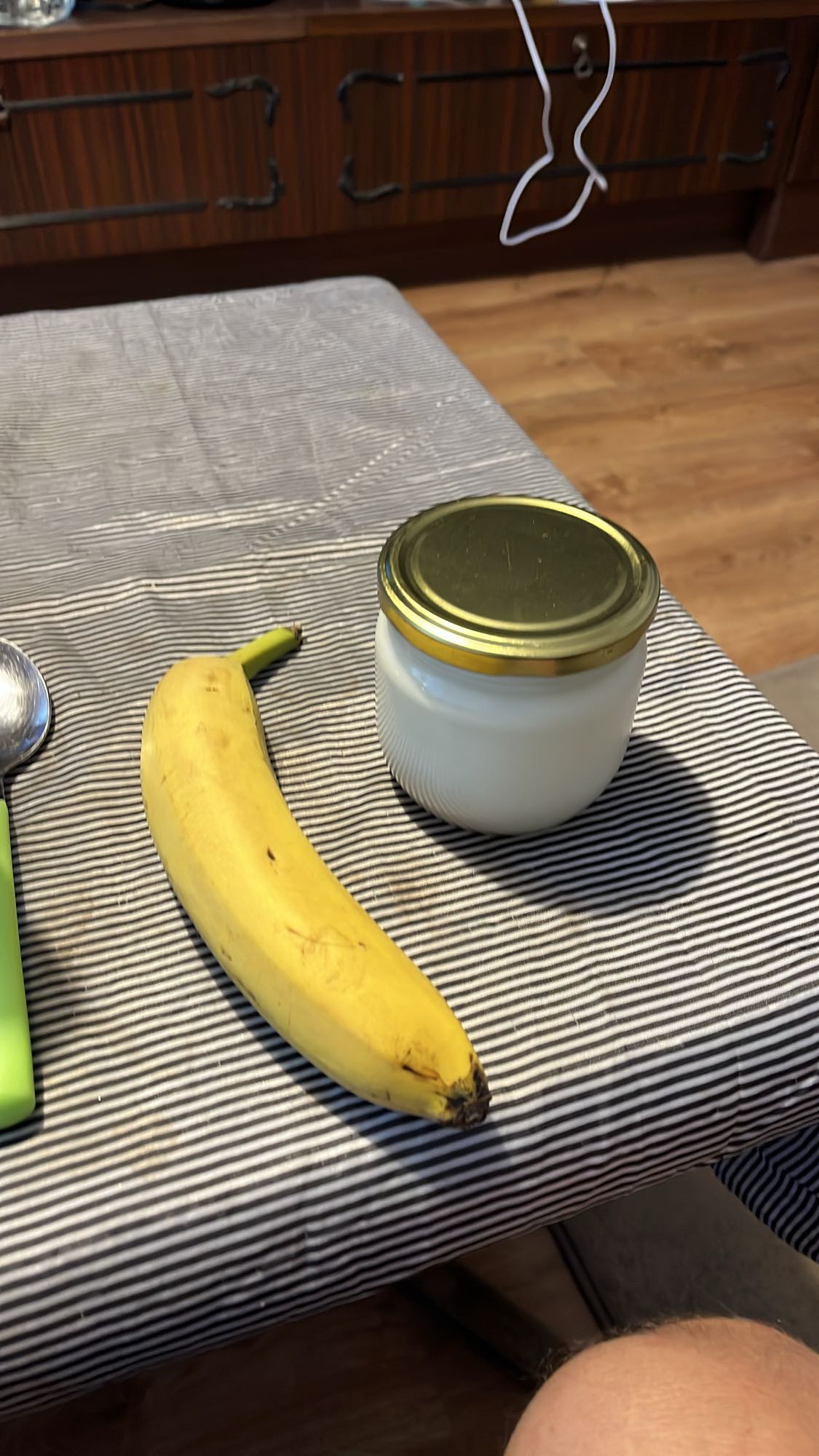 Банан и кисело мляко