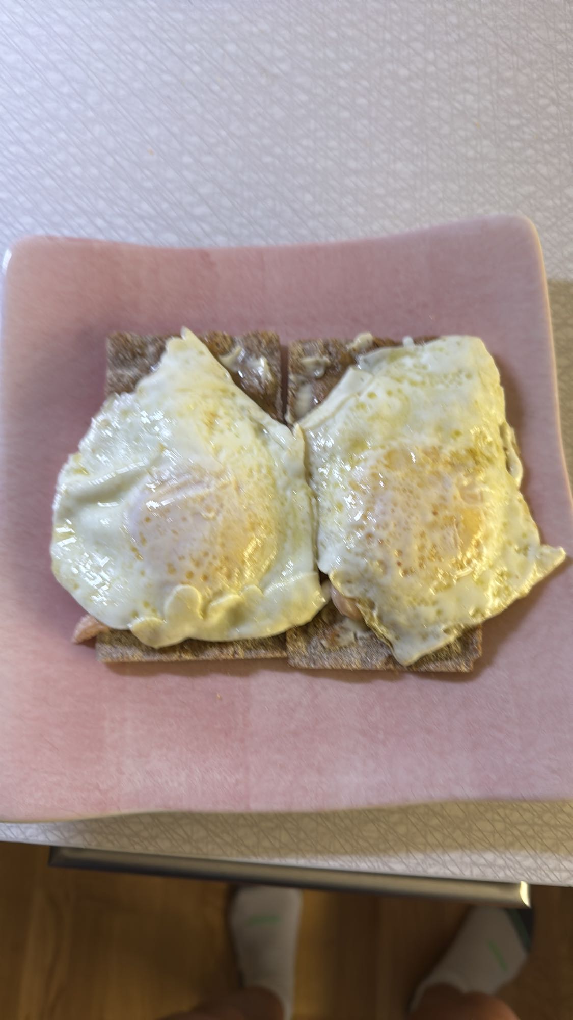 Knäckebröd med stekt ägg