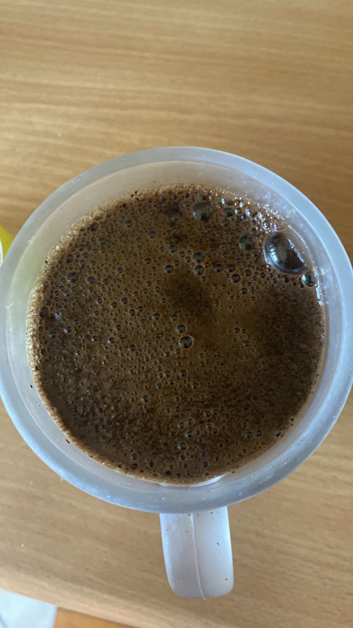 czarna kawa z pianką