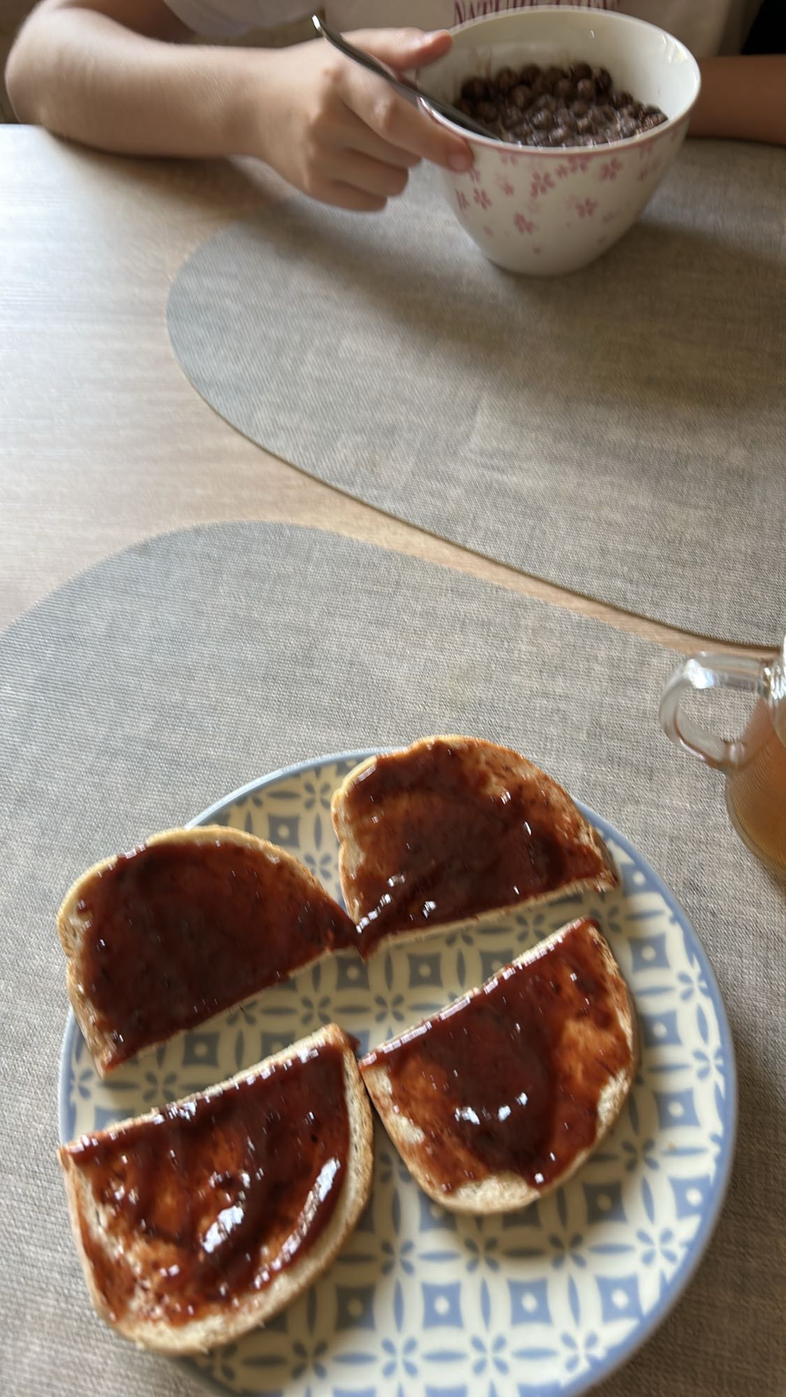 Tosty z dżemem i płatki