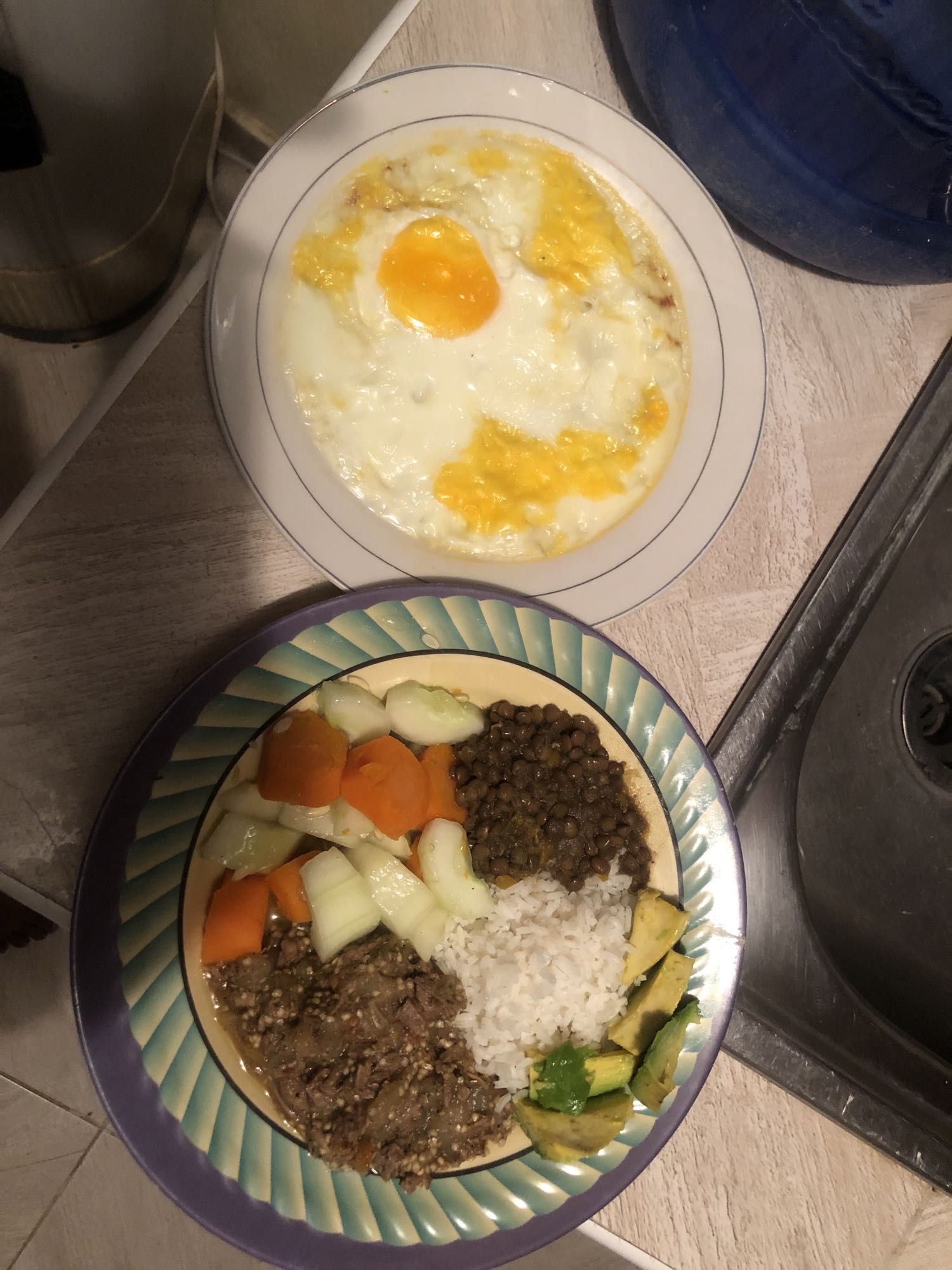 Plato con huevo y carne