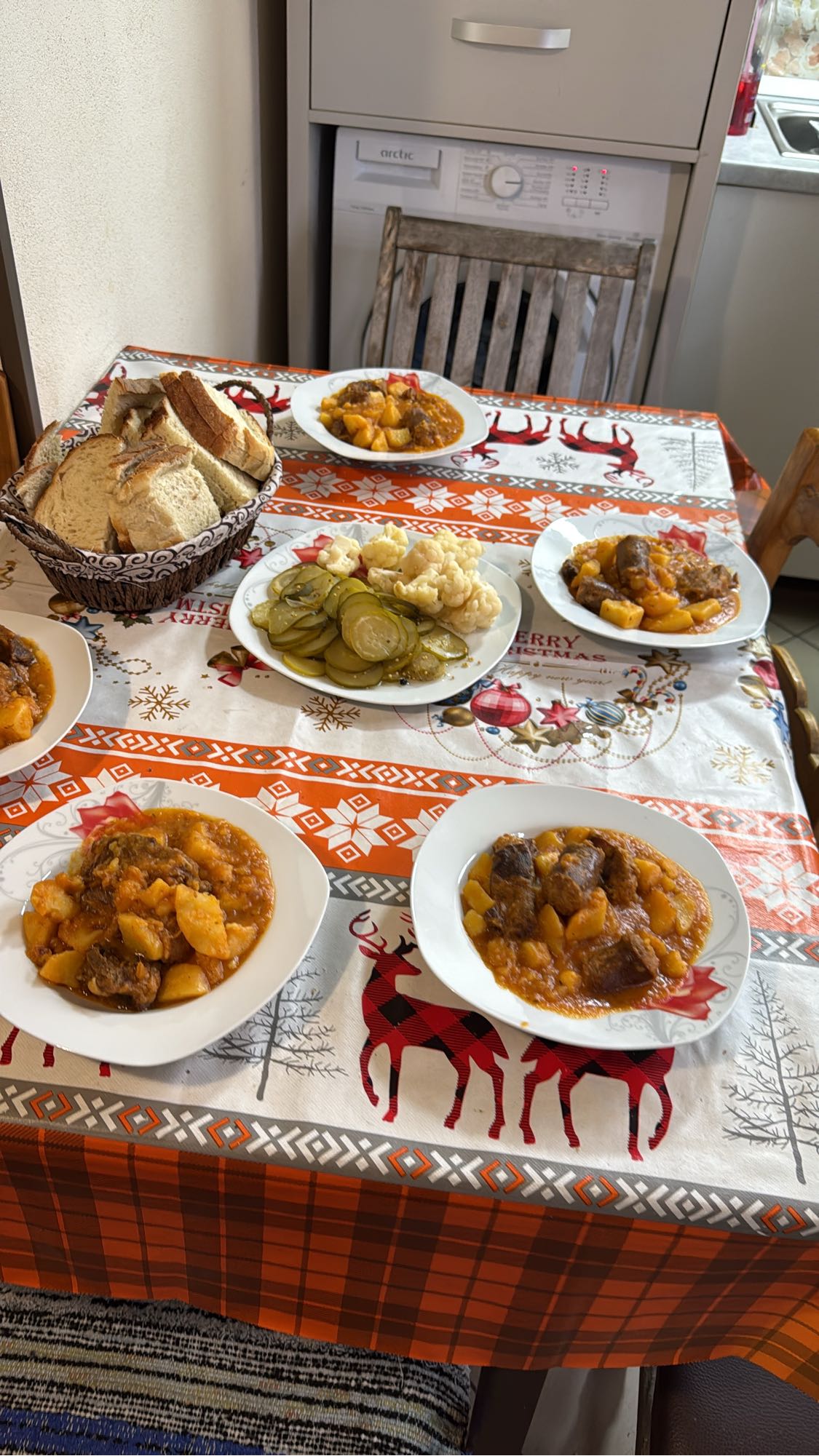 Tocană cu cartofi și murături