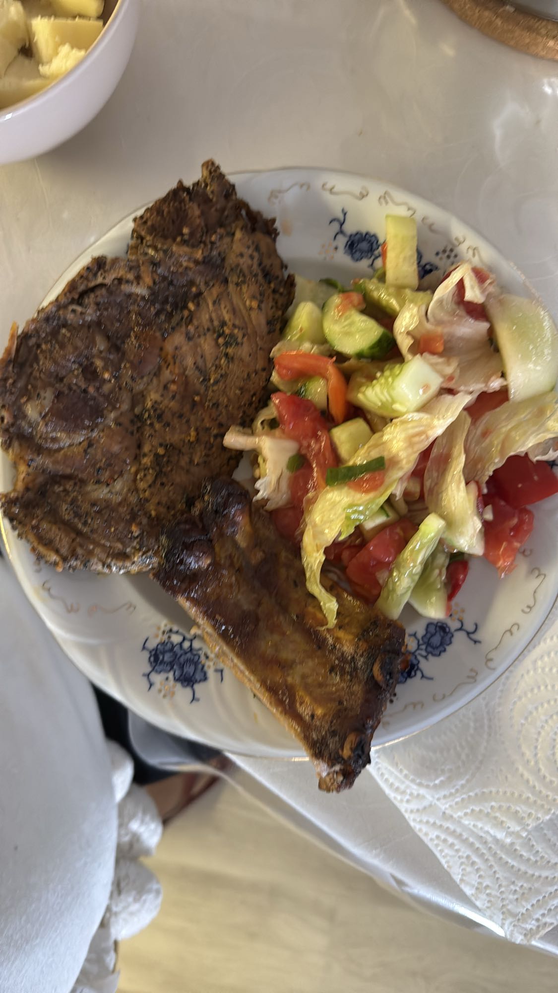 Friptură cu salată