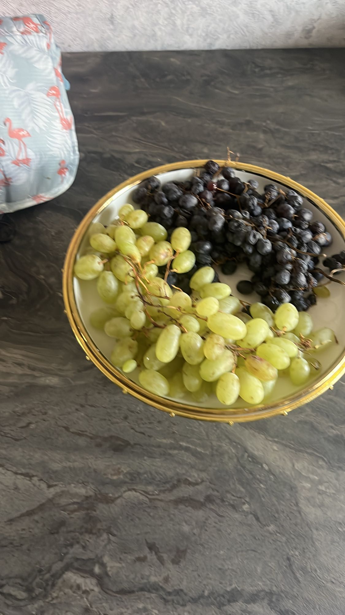 тарелка винограда