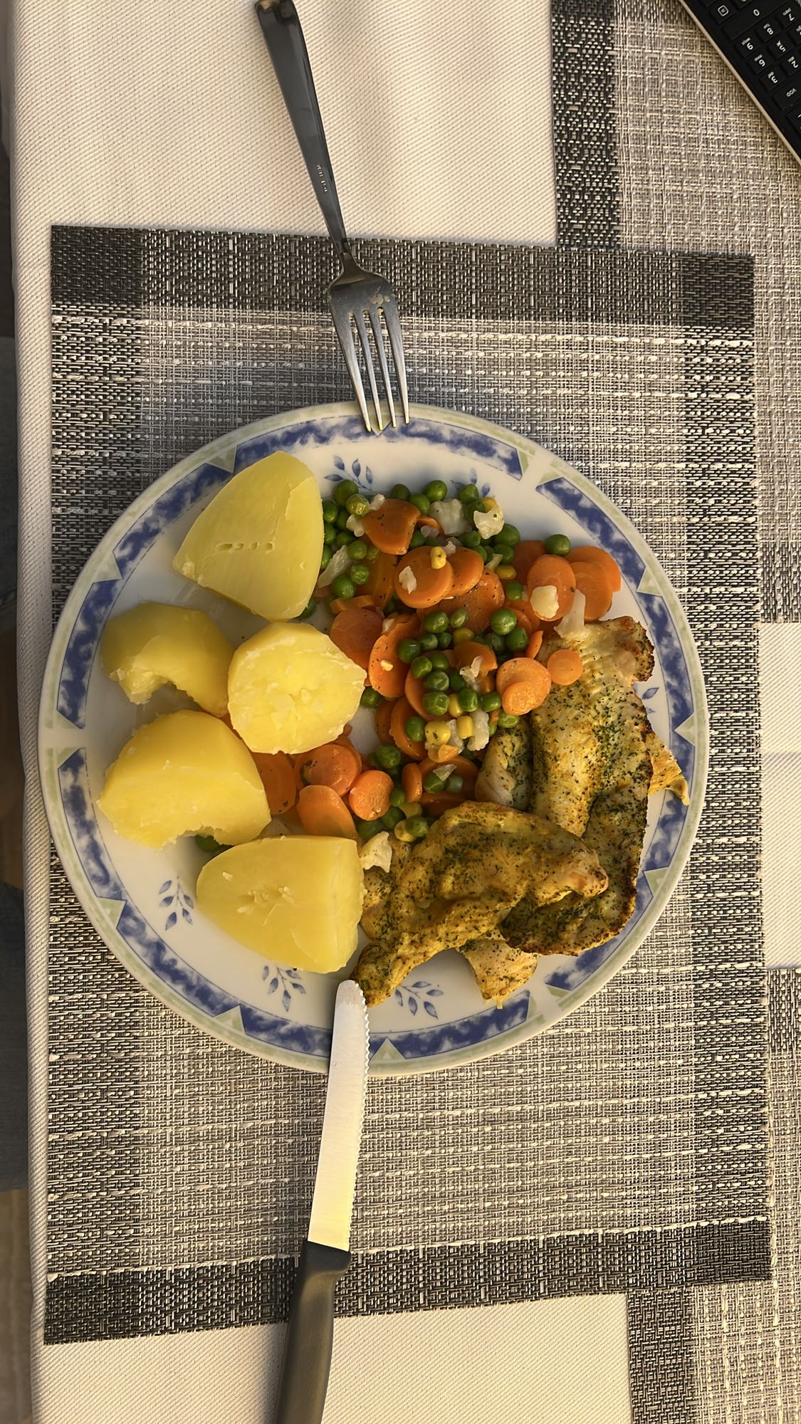 Kurczak z ziemniakami i warzywami