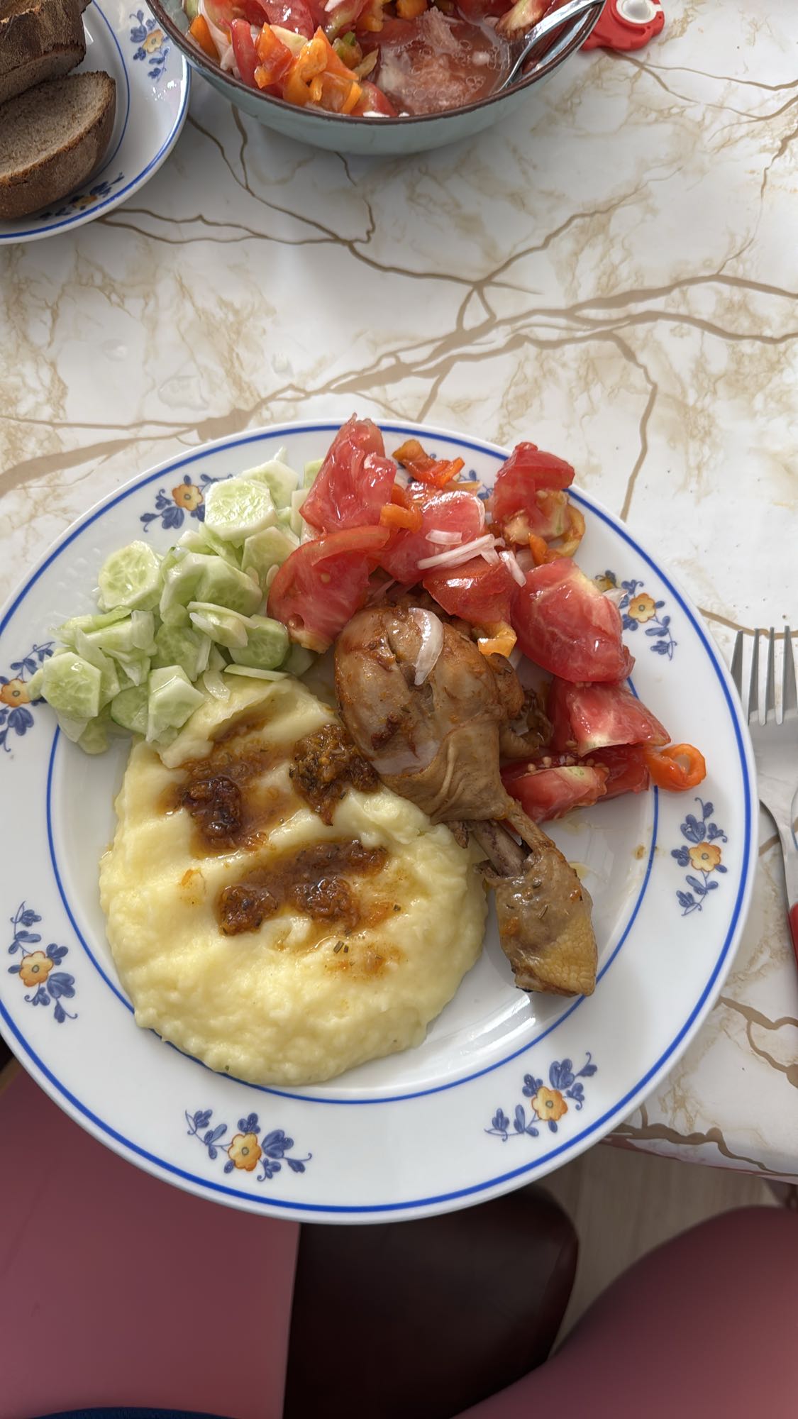 Pui cu piure și salată