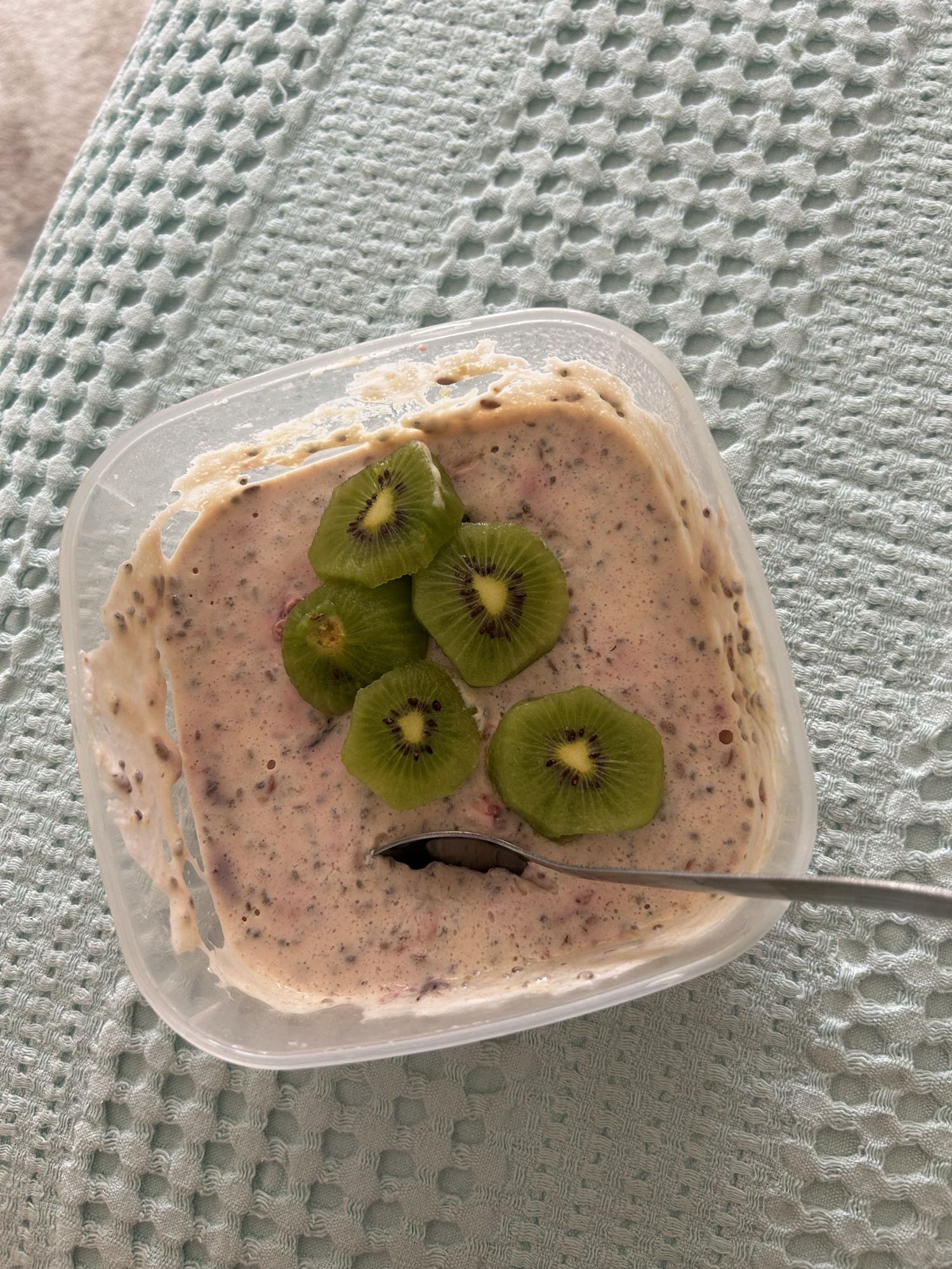 Iaurt proteic cu kiwi, semințe și pudră proteică