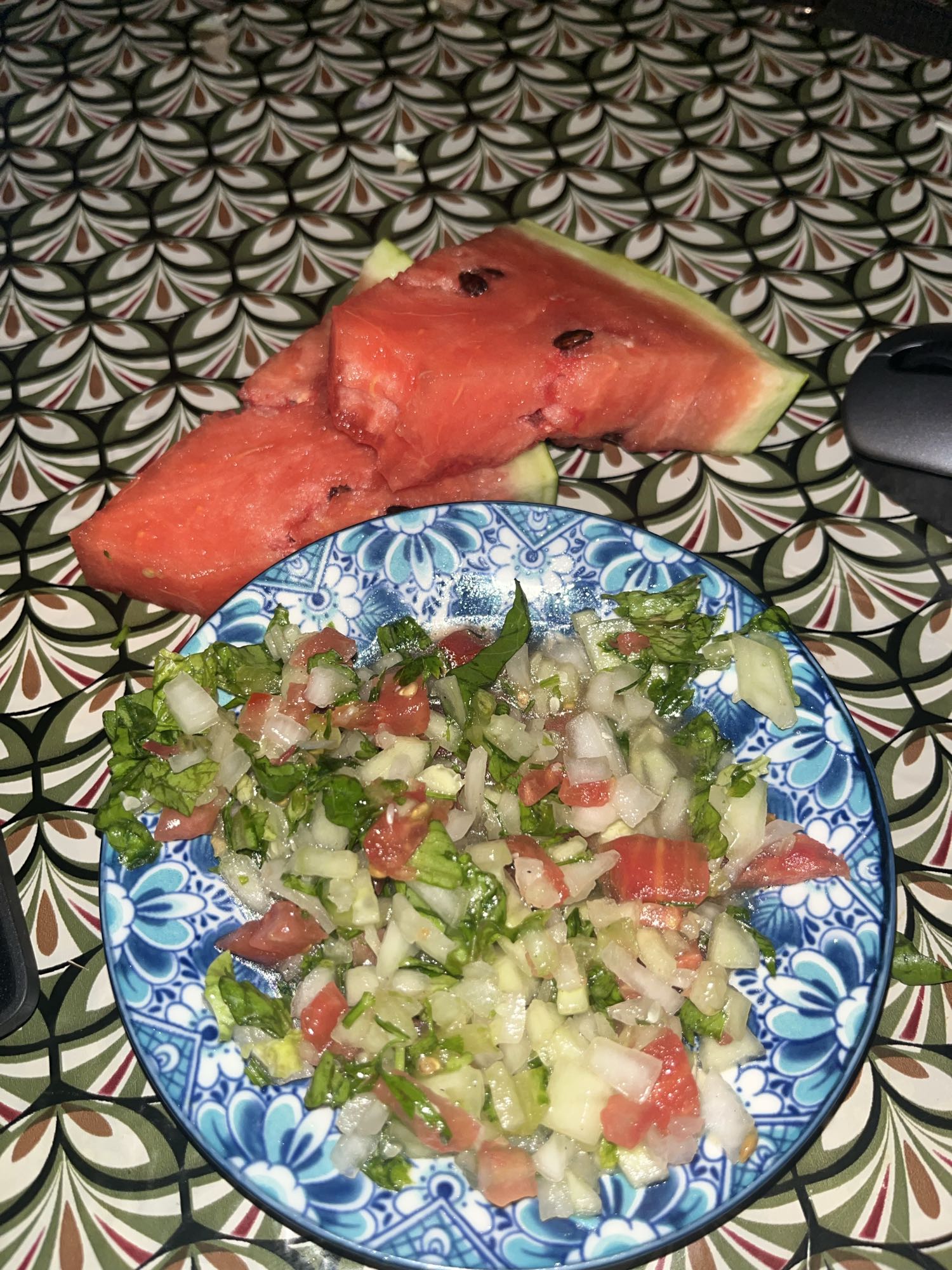 سلطة وخبز بطيخ