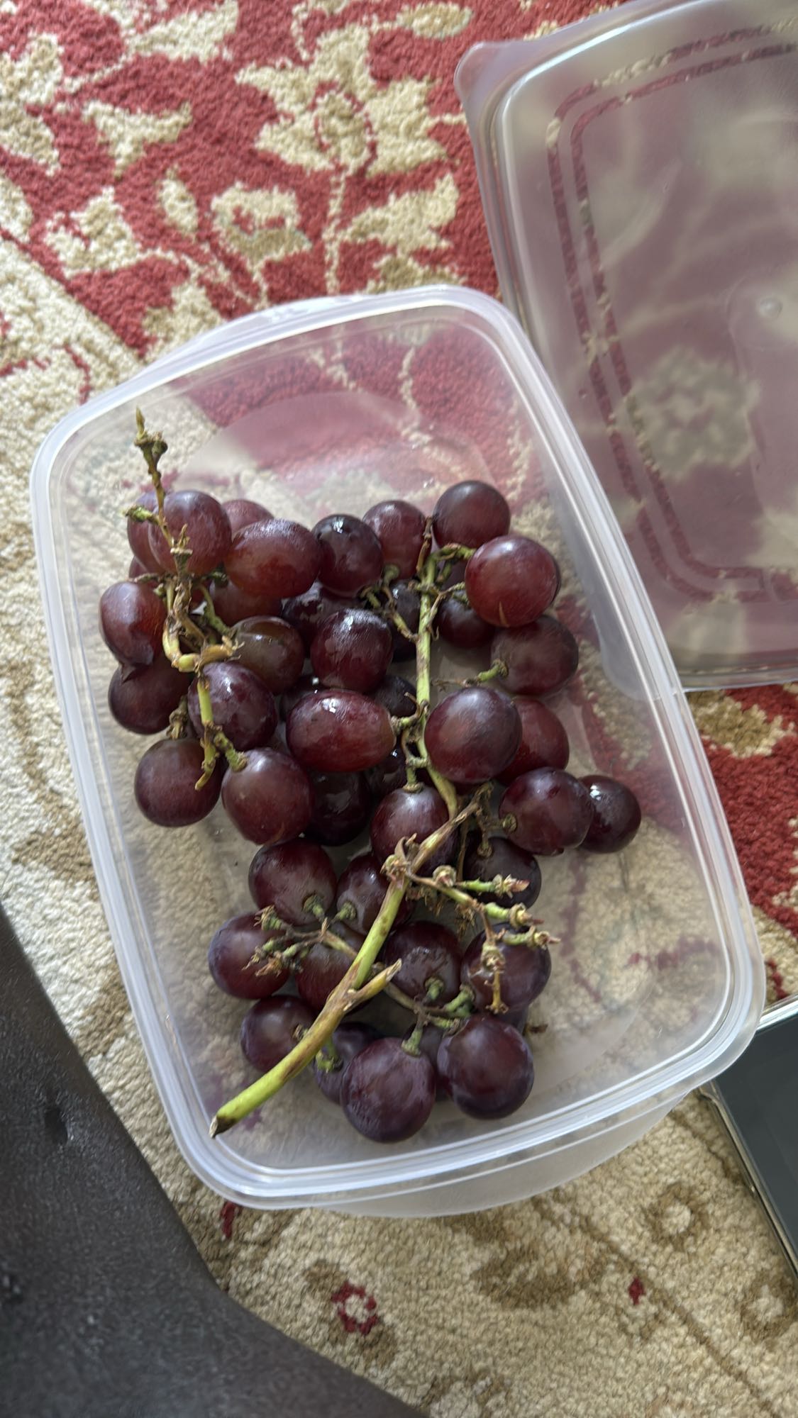 uvas rojas frescas