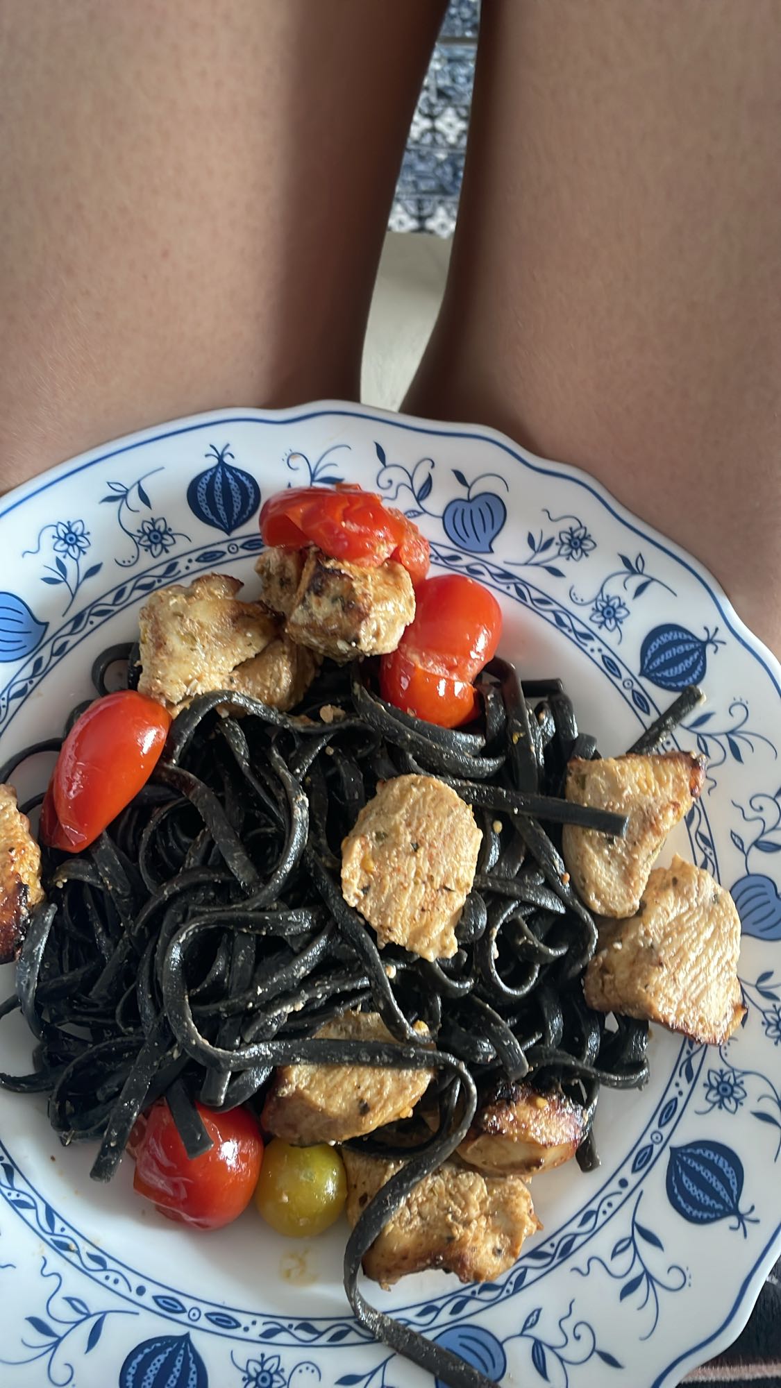 Czarny makaron z kurczakiem