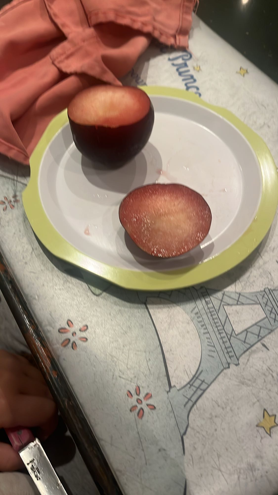 Prune fraîche coupée