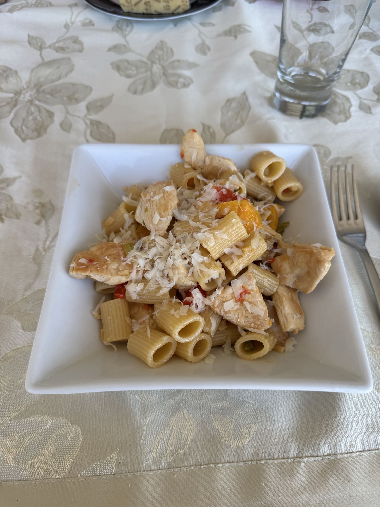 Pasta con pollo y queso