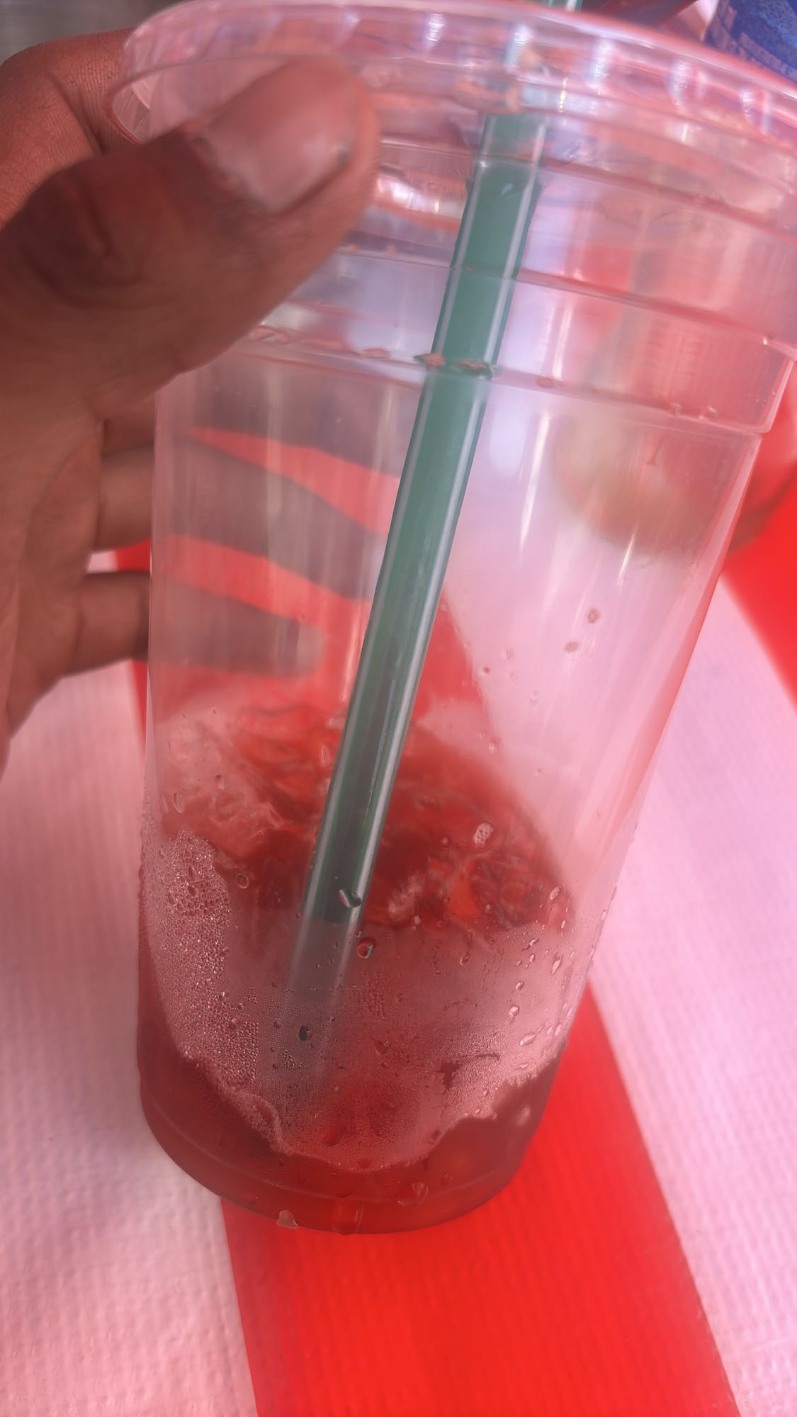 bebida de fresa con hielo