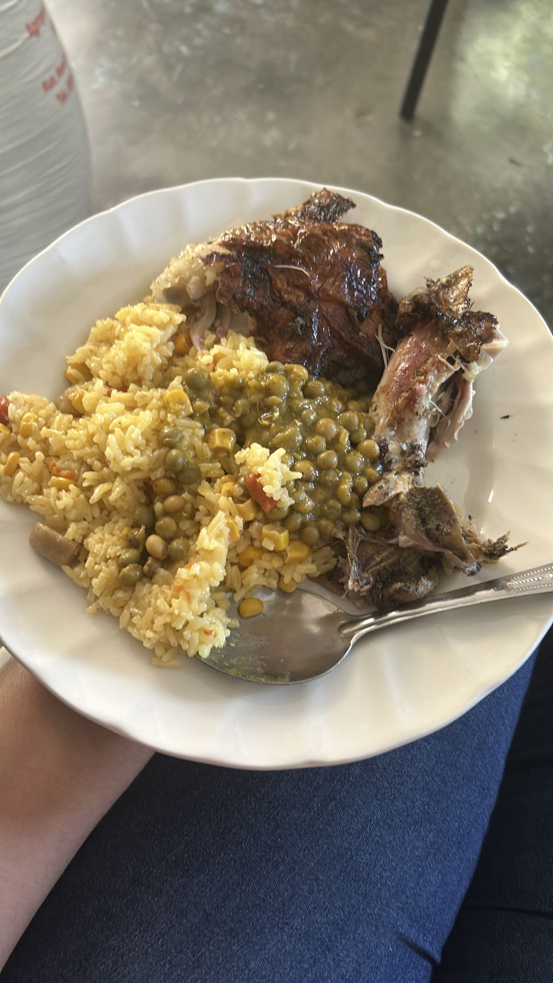Pollo asado con arroz y guisantes