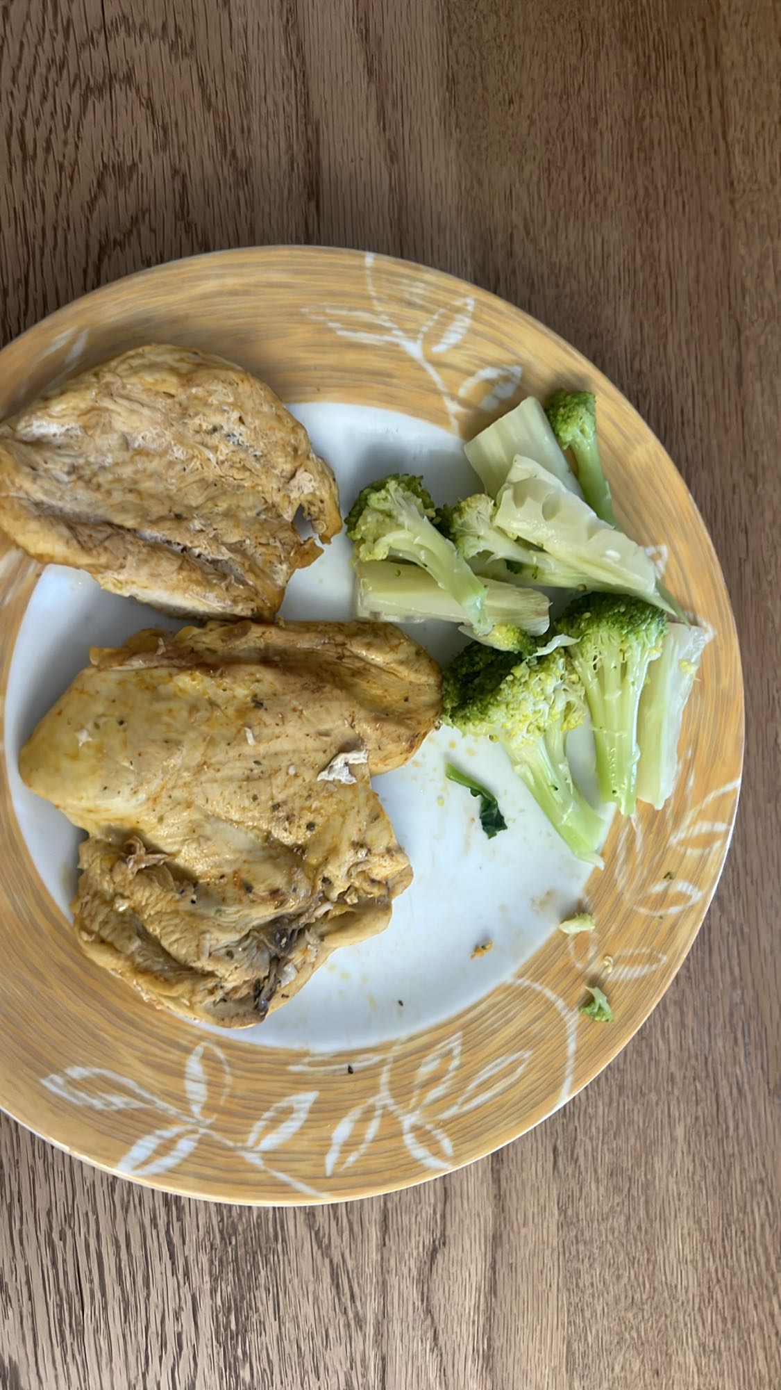 Tavuk ve brokoli tabağı