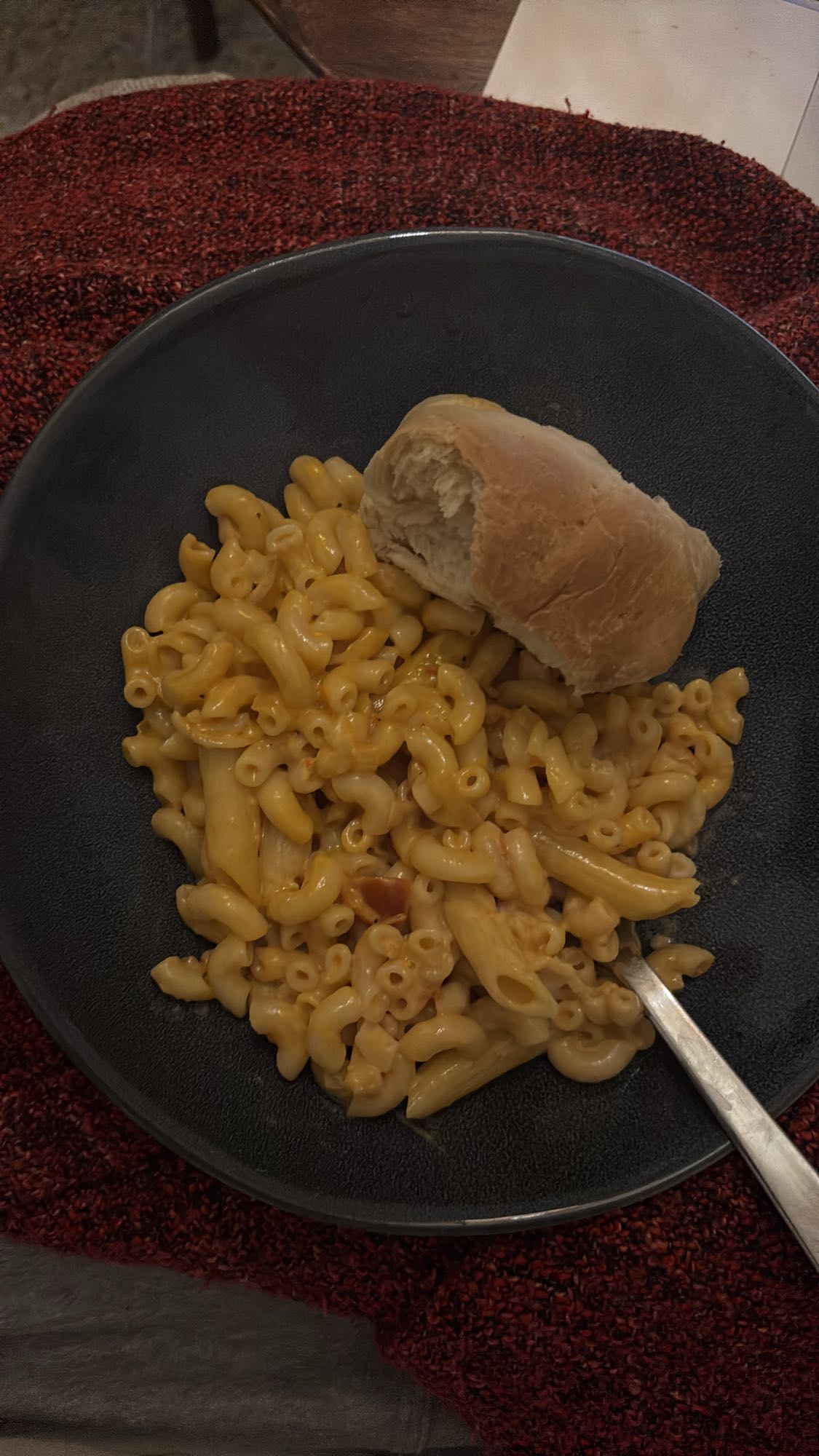 Makaronigratäng med bröd