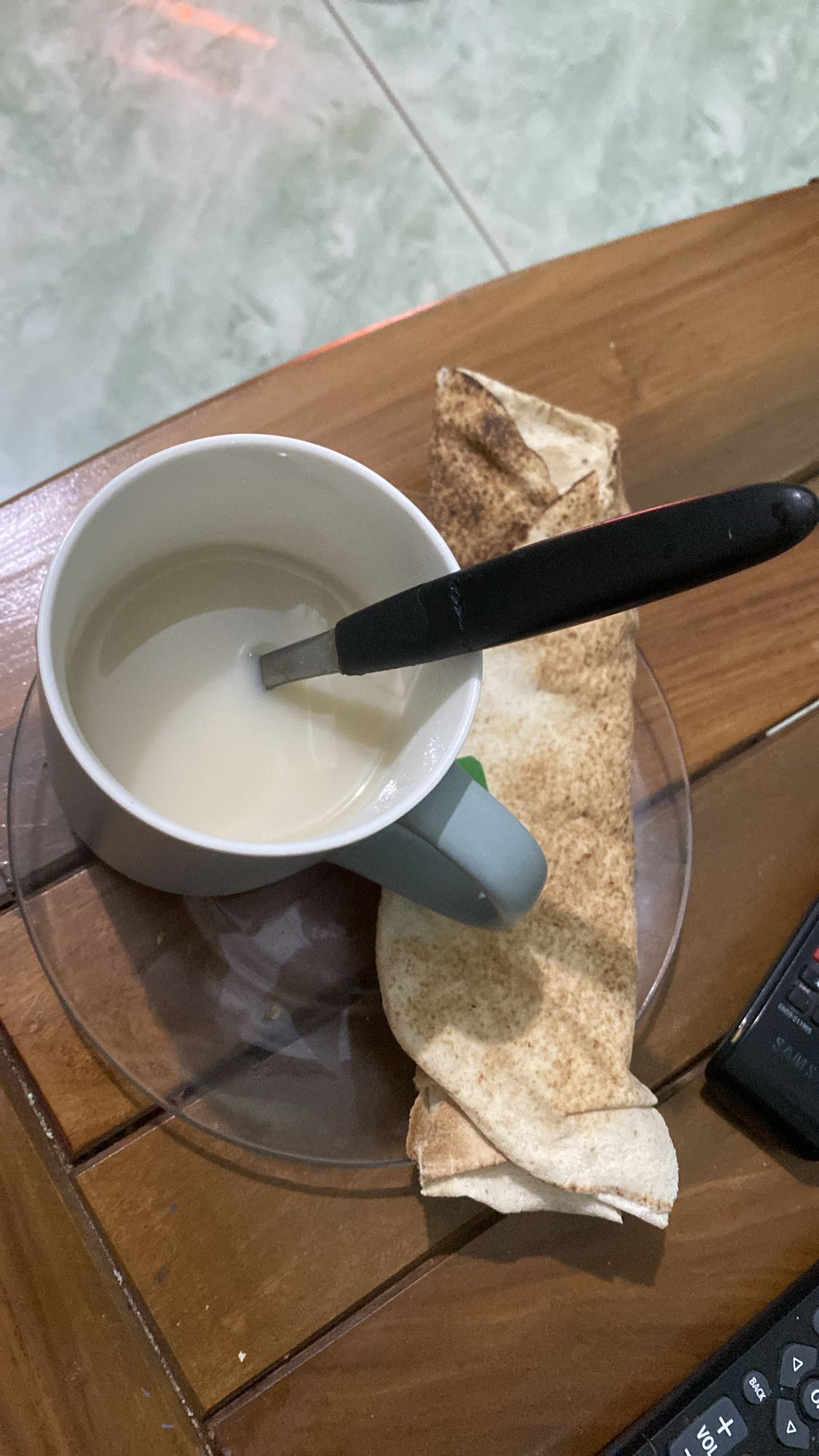 leche descremada con té verde, pan árabe con queso y orégano