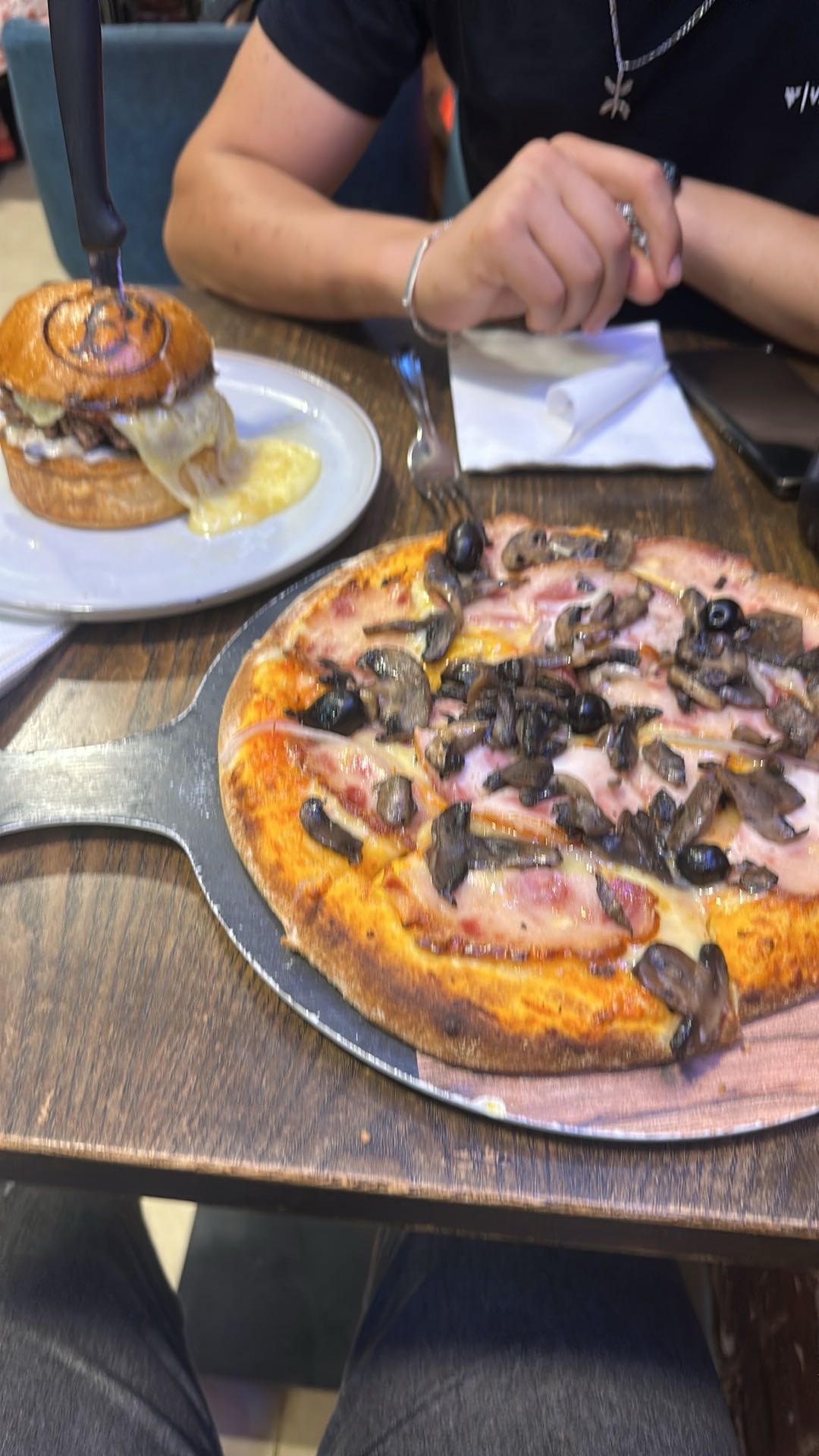 Pizza champignons et burger