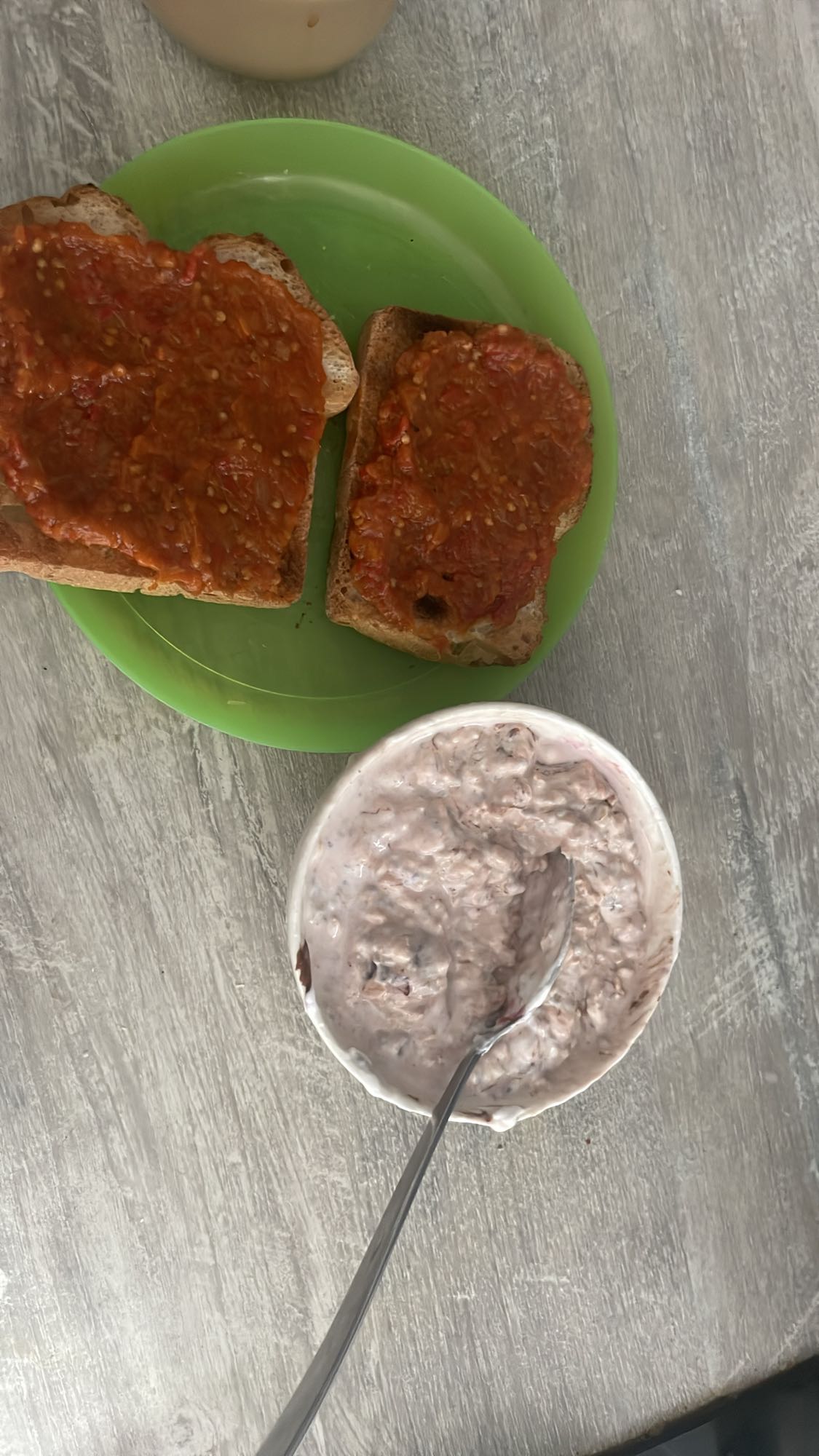 Mic dejun cu pâine și iaurt