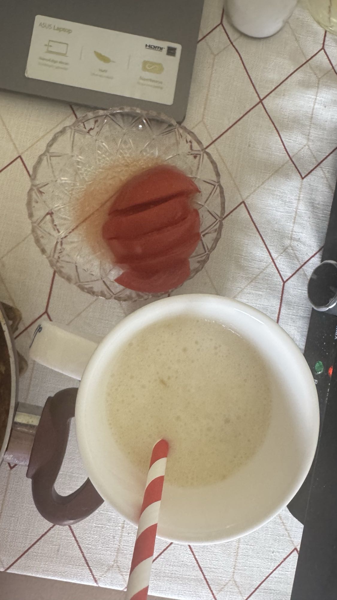 Süt ve domates tabağı