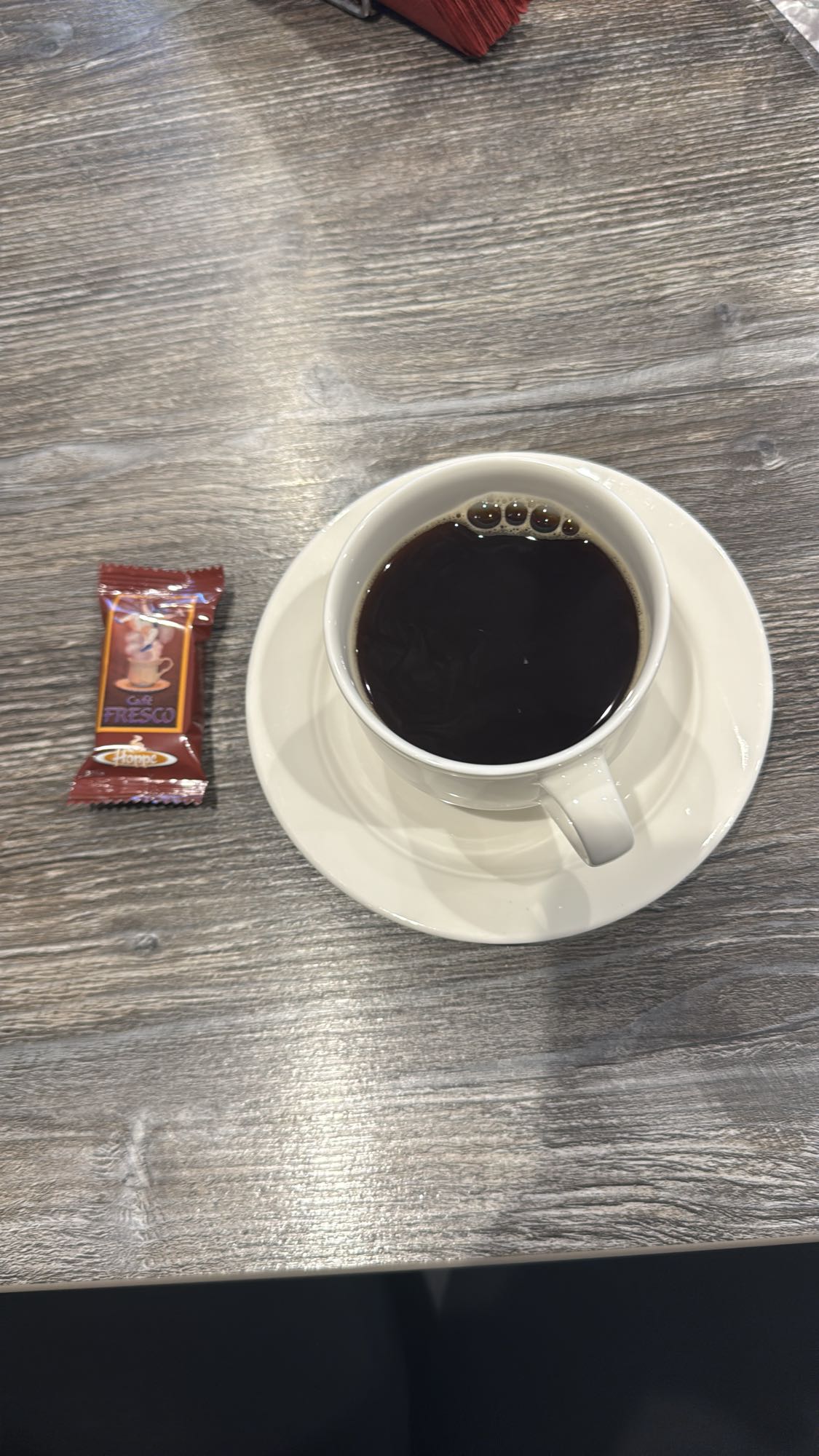 Zwarte koffie met koekje