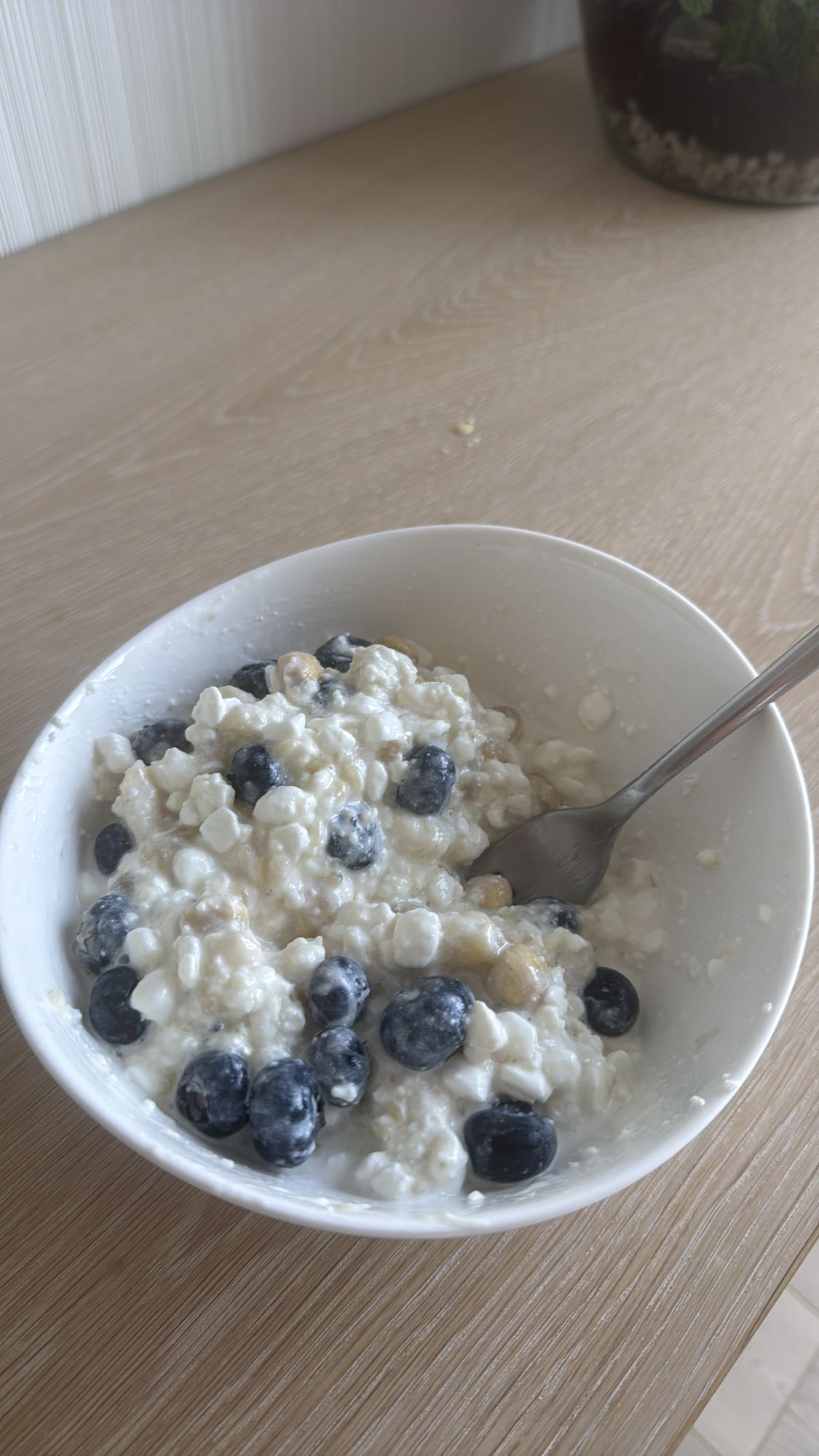 Twaróg z owocami i orzechami