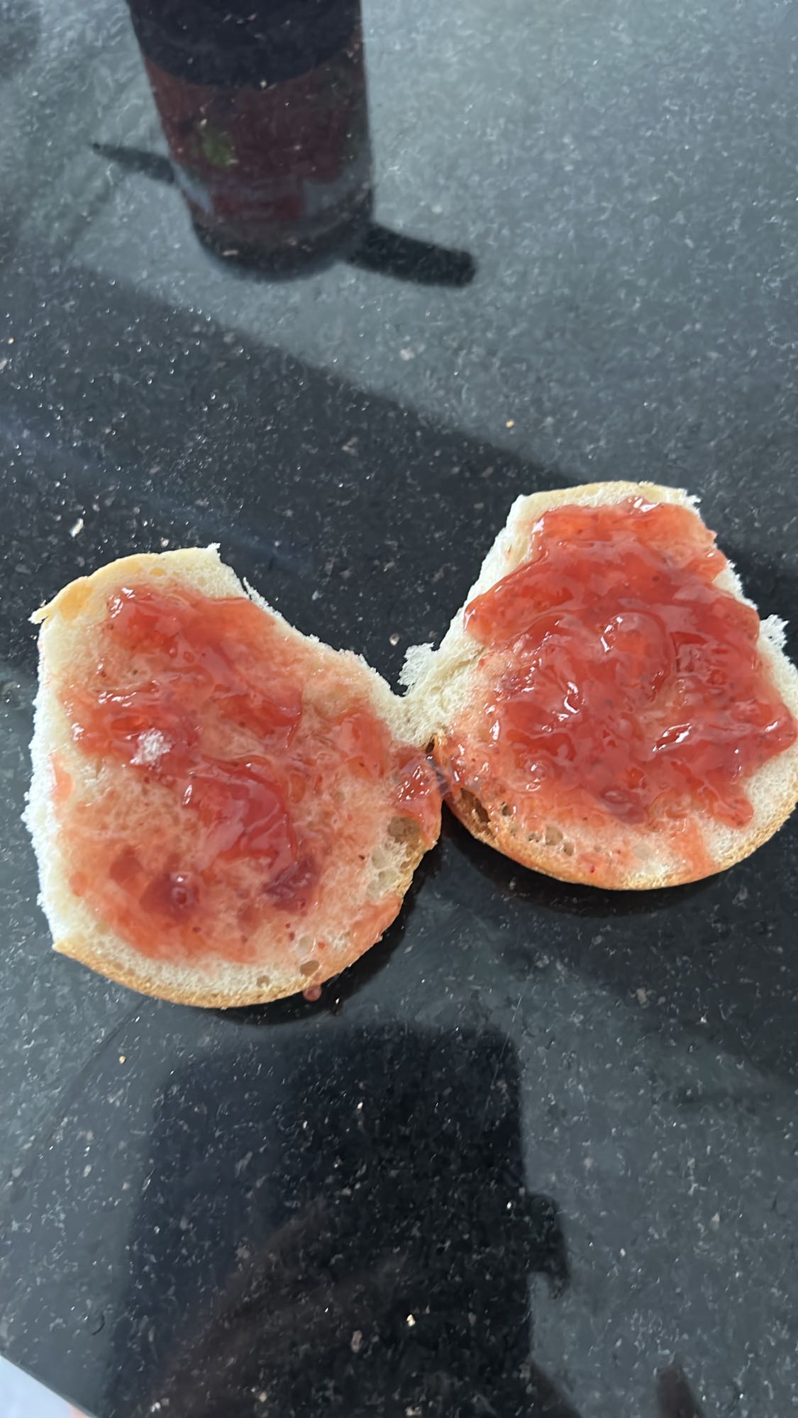 Broodje met aardbeienjam