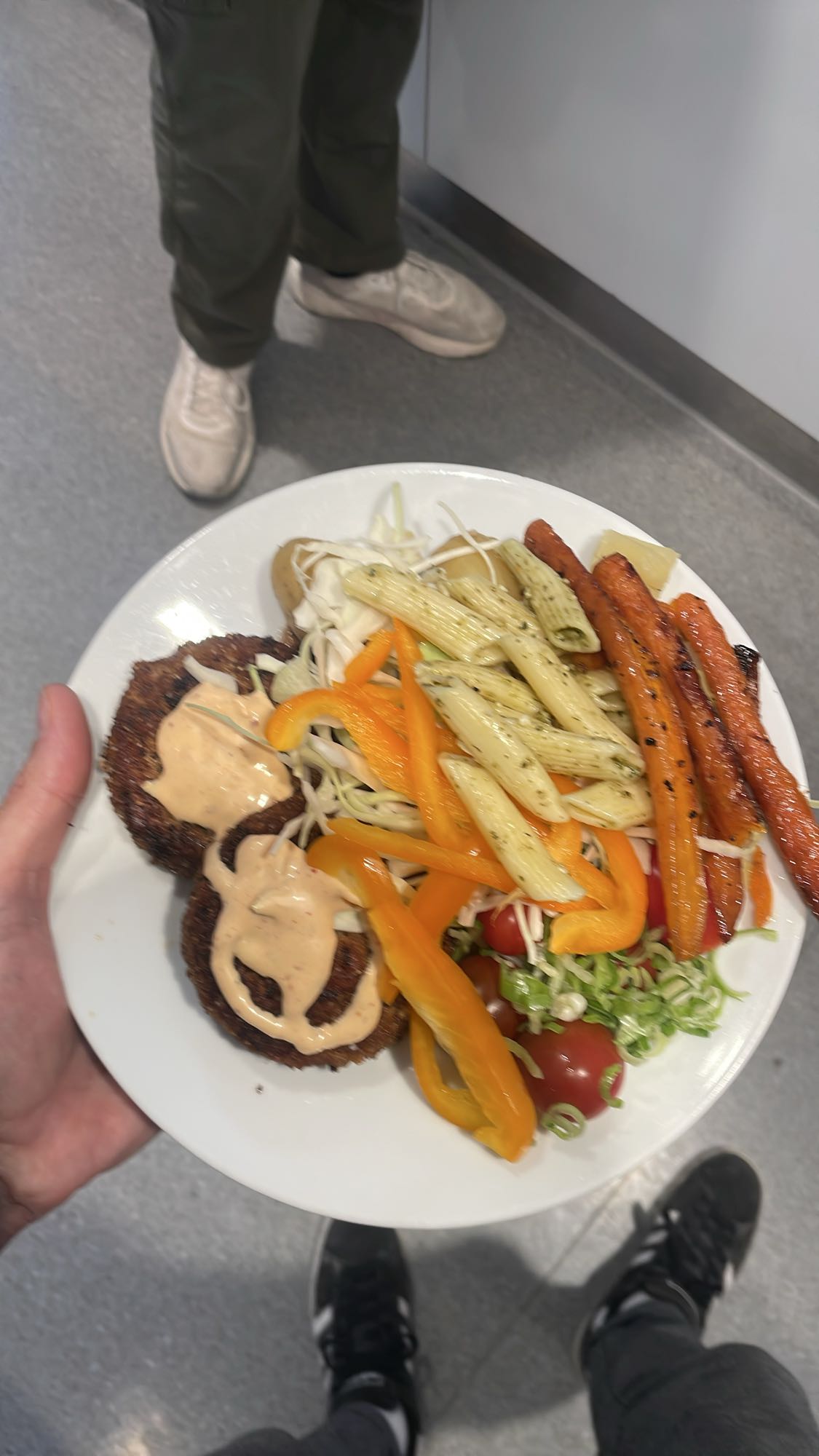 Vegobiff med pasta och sallad