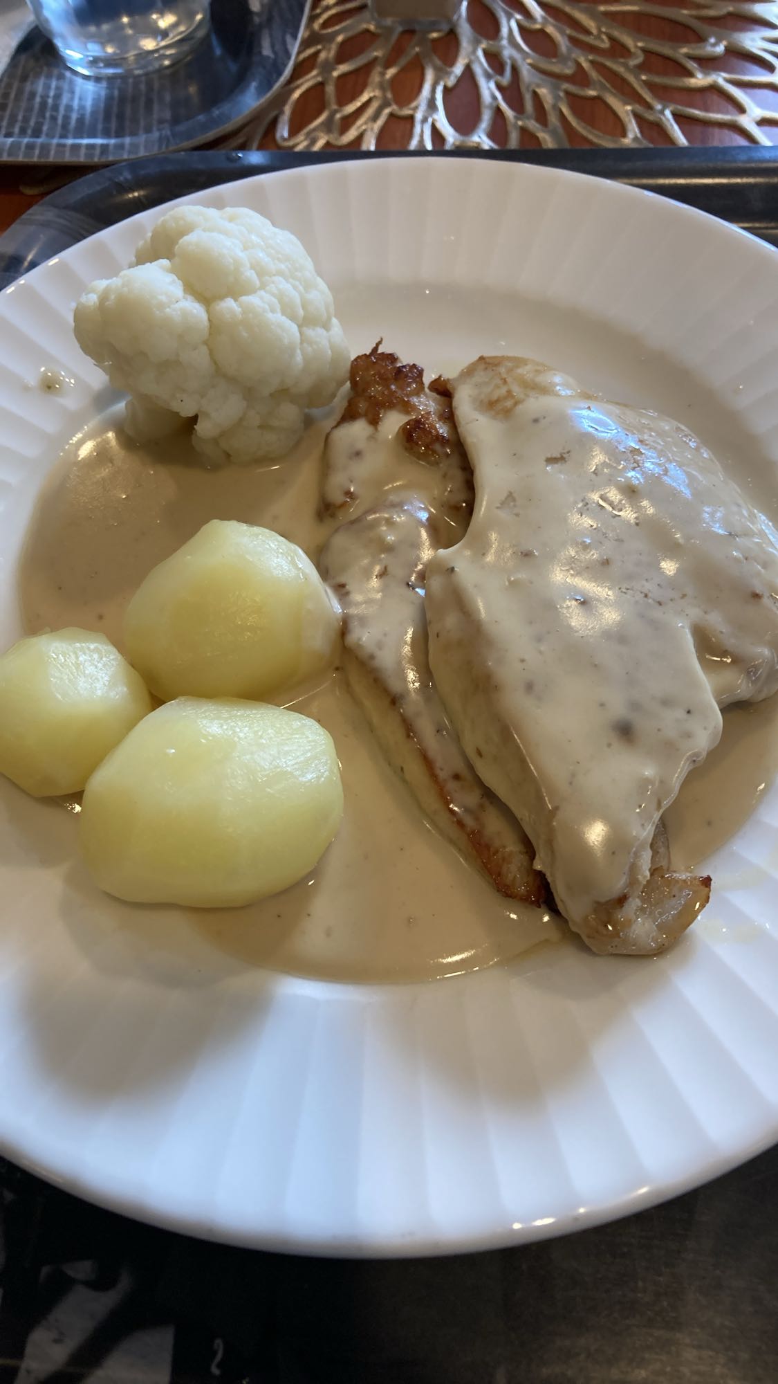Kyckling med potatis och sås