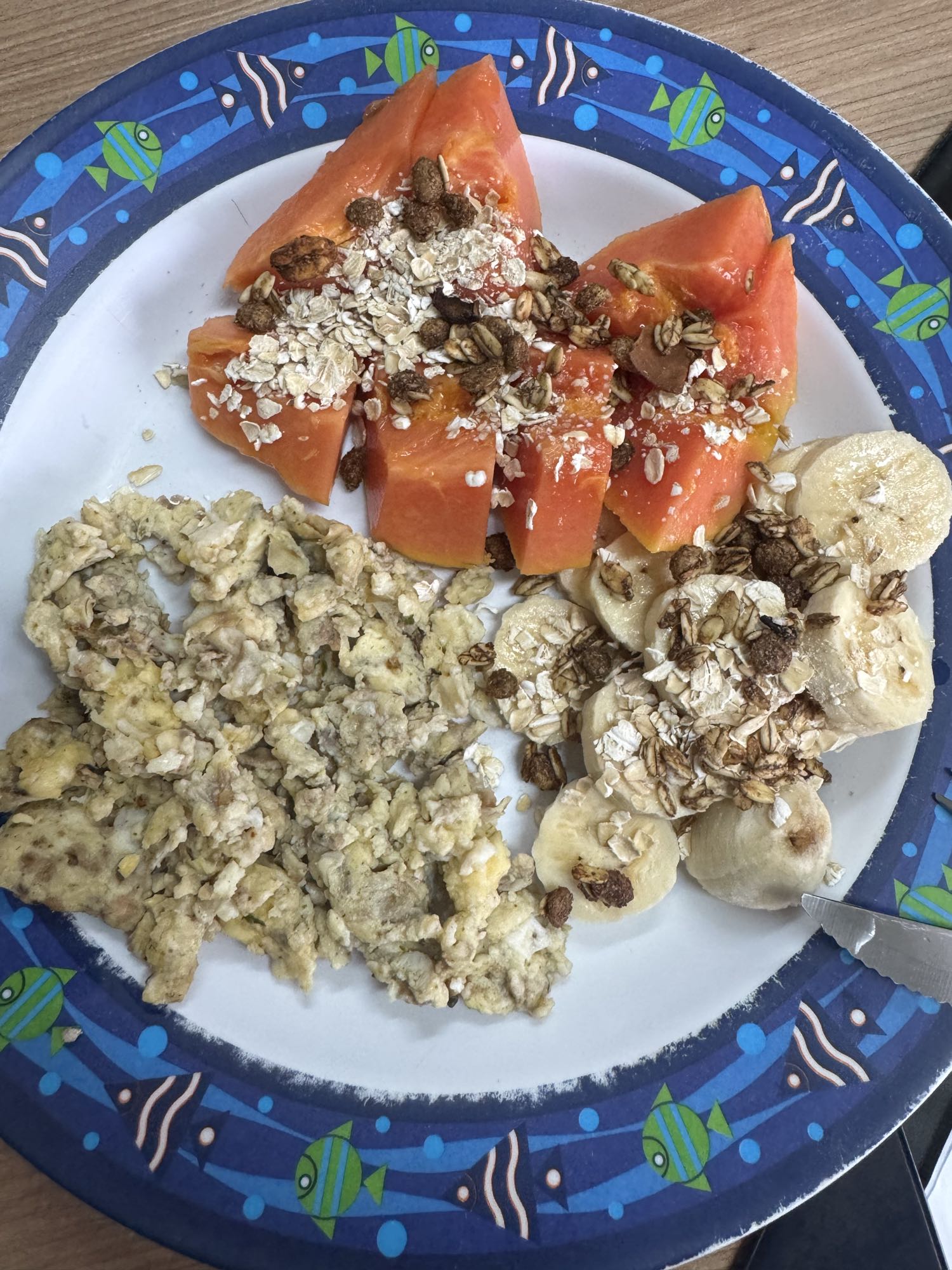 Café saudável com frutas e ovos