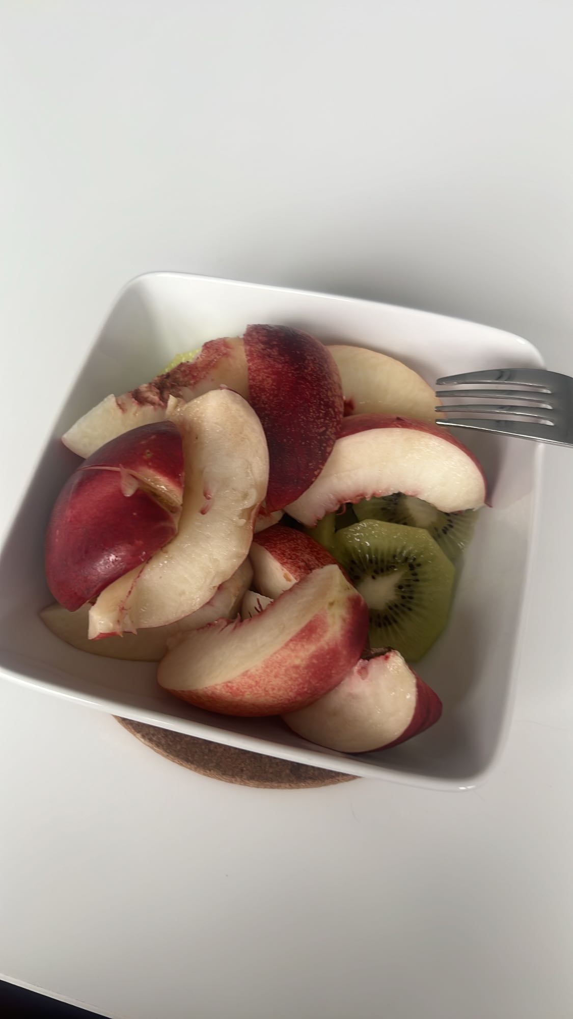 Fruit salade met nectarine en kiwi