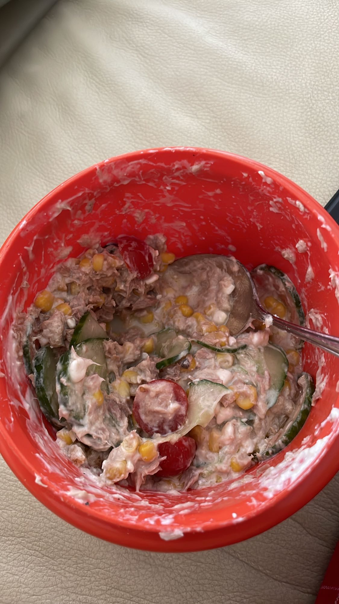 Tonbalıklı yoğurtlu salata